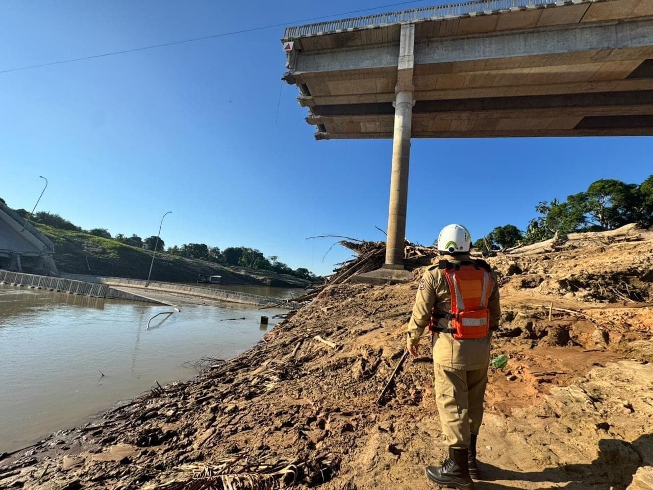 Equipes vistoriam trecho de queda da ponte no Acre