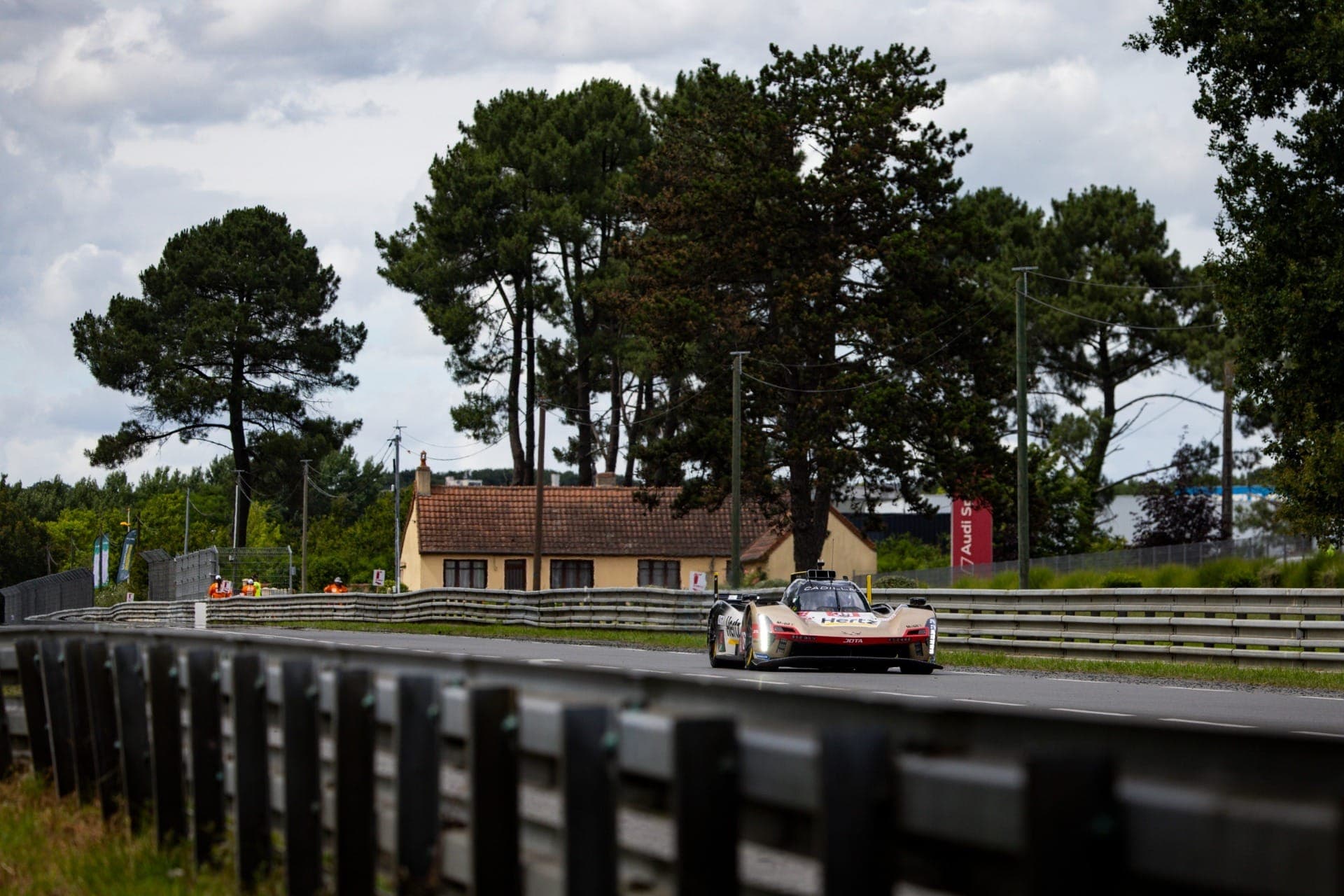 Carro do trio Earl Bamber, Sébastien Bourdais e Jack Aitken marcou 3:23.786 na melhor das 40 voltas que registrou