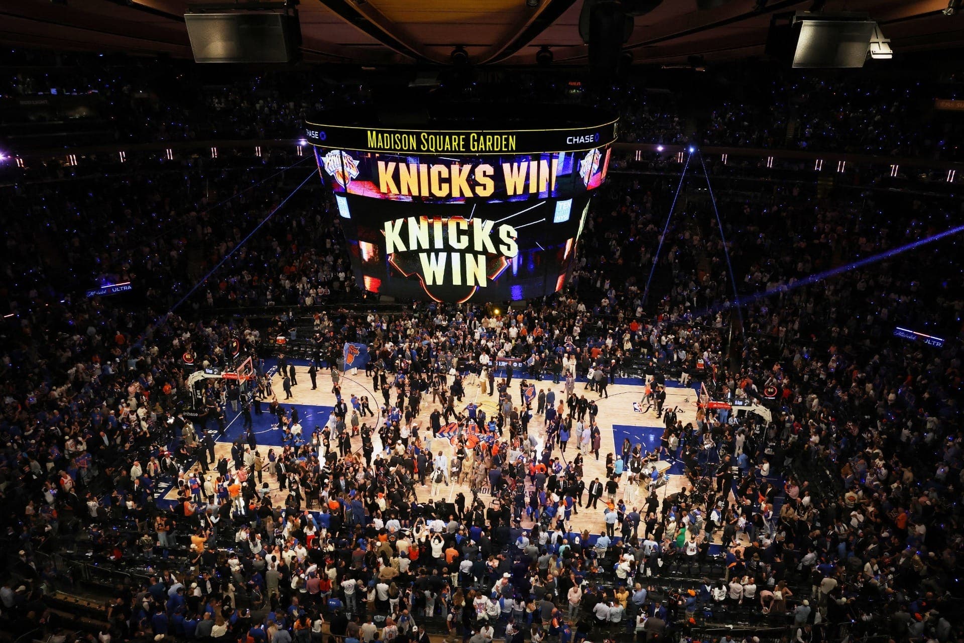 Torcida do Knicks invade quadra após vitória épica nas finais da NBA