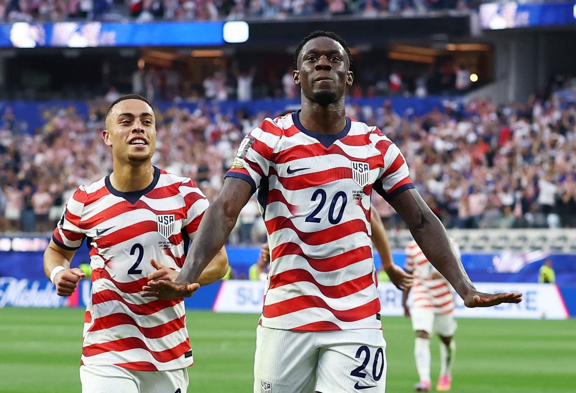 Balogun comemora seu segundo gol com a camisa dos Estados Unidos