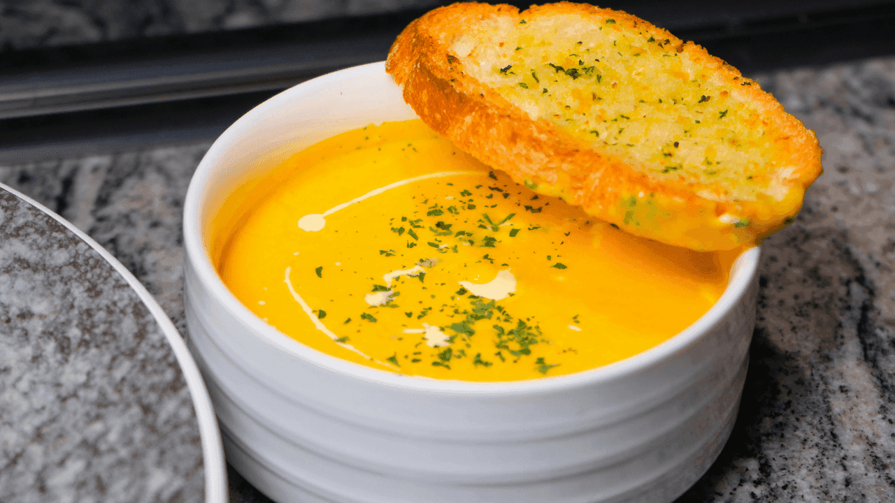 Sopa de mandioquinha tem tudo para conquistar seu paladar em dias frios