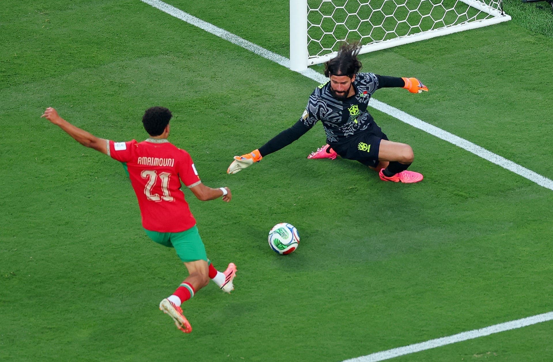 Alisson fez grande defesa no final da partida