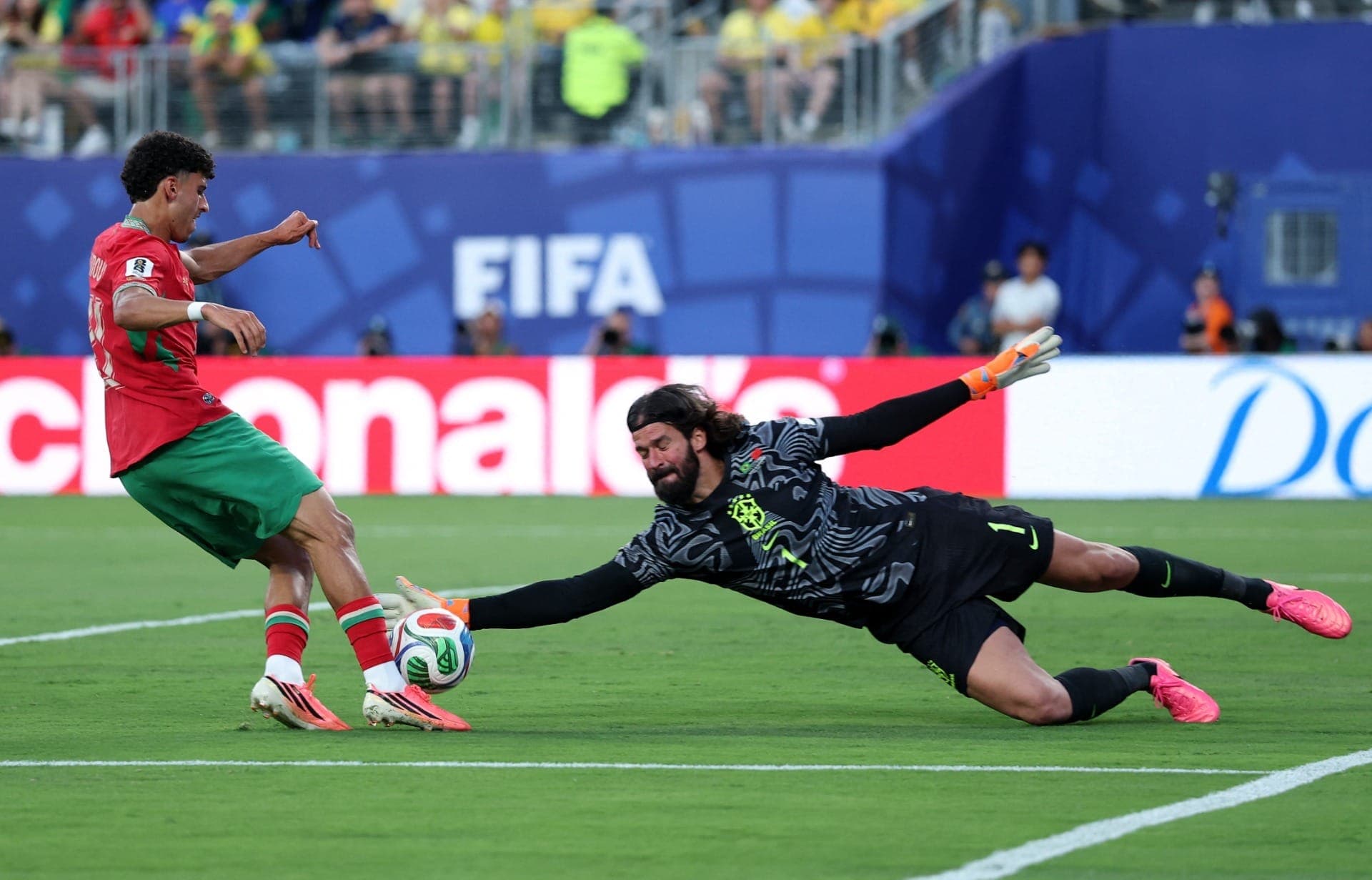 Alisson fez grande defesa nos minutos finais do jogo