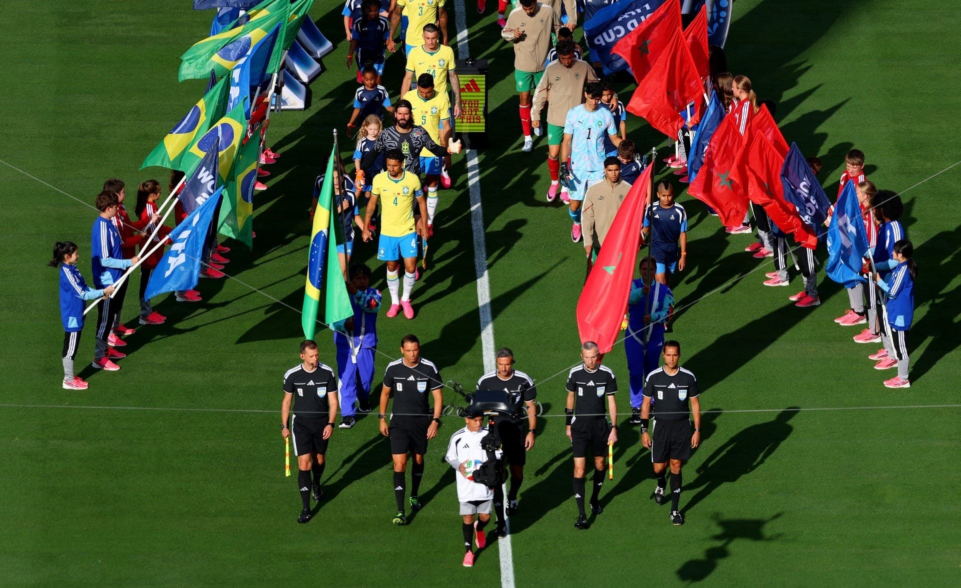 Entrada de Brasil e Marrocos em campo