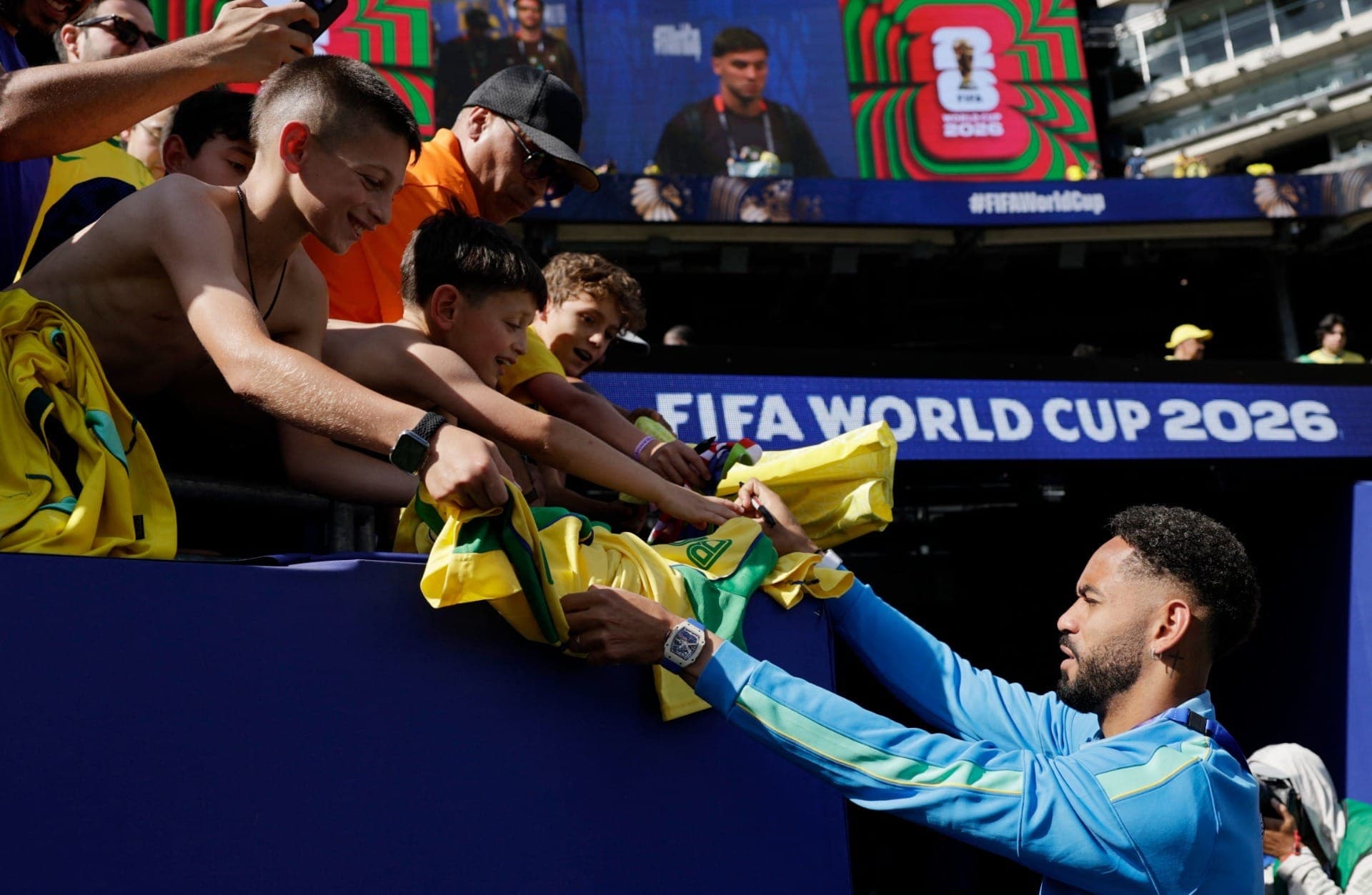 Matheus Cunha atende torcedores no estádio