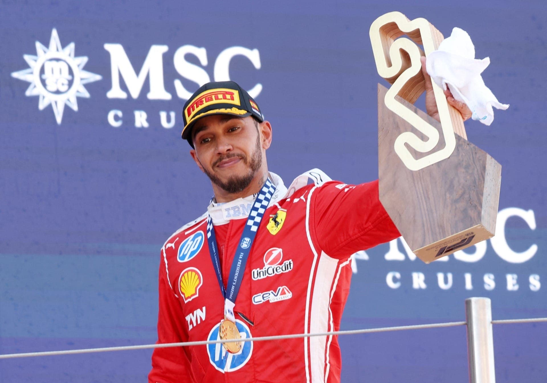 Hamilton entra na briga pelo título da F1 após vitória pela Ferrari