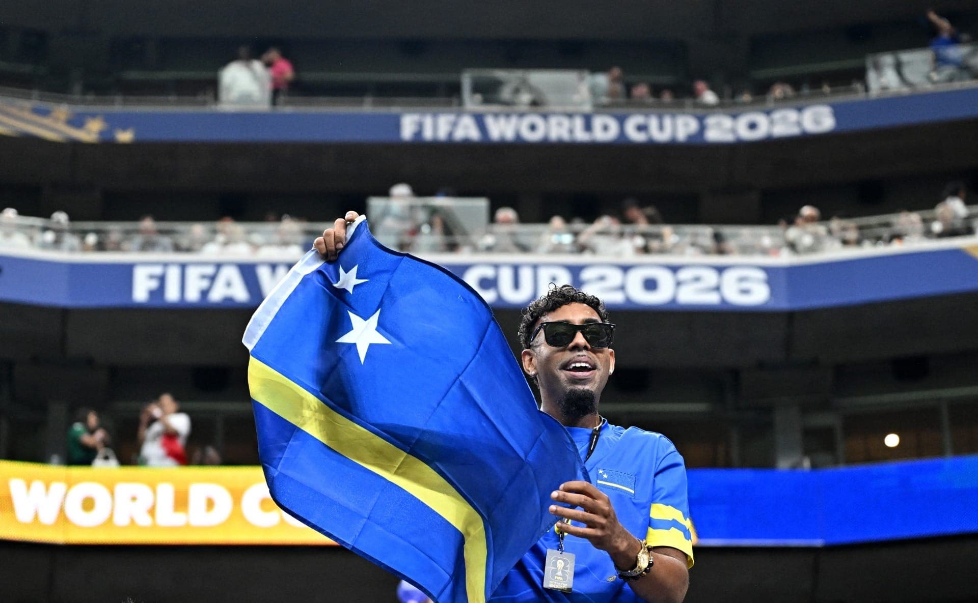 Torcedor de Curaçao acompanha a expectativa no estádio antes da partida.