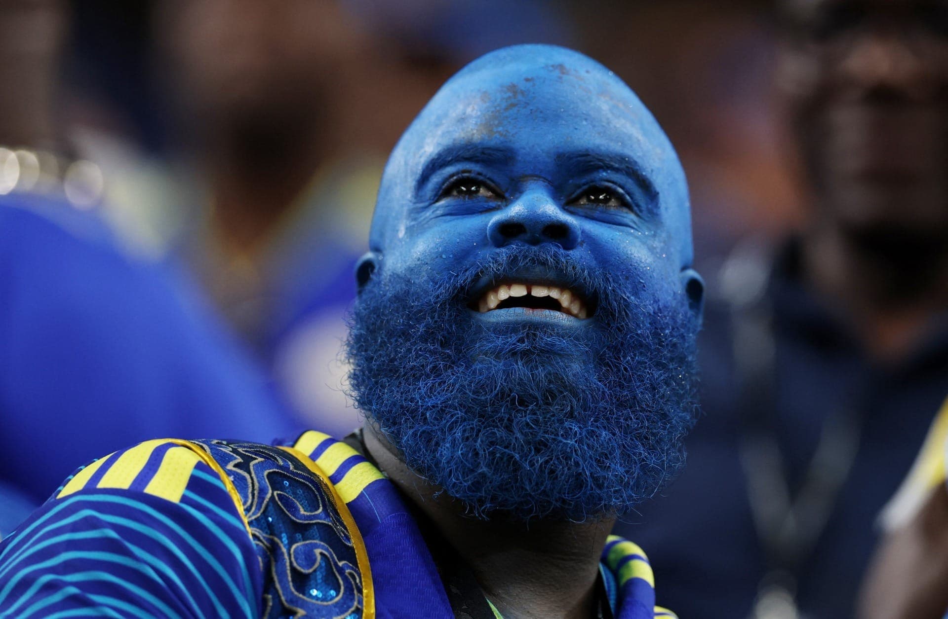 Torcedor de Curaçao mostra empolgação no estádio antes da estreia da seleção em sua primeira Copa.