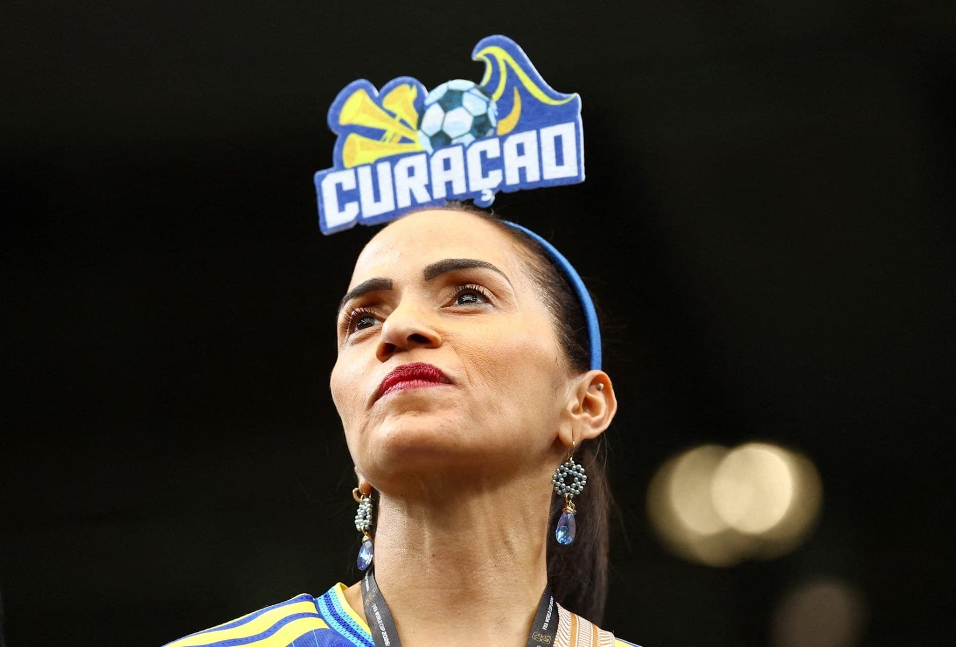 Torcedora de Curaçao acompanha o clima pré-jogo no estádio.
