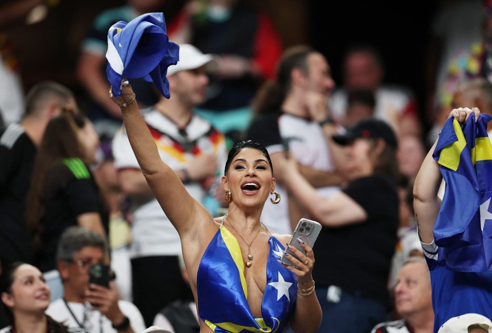 Torcedora de Curaçao aguarda o início da partida no estádio.
