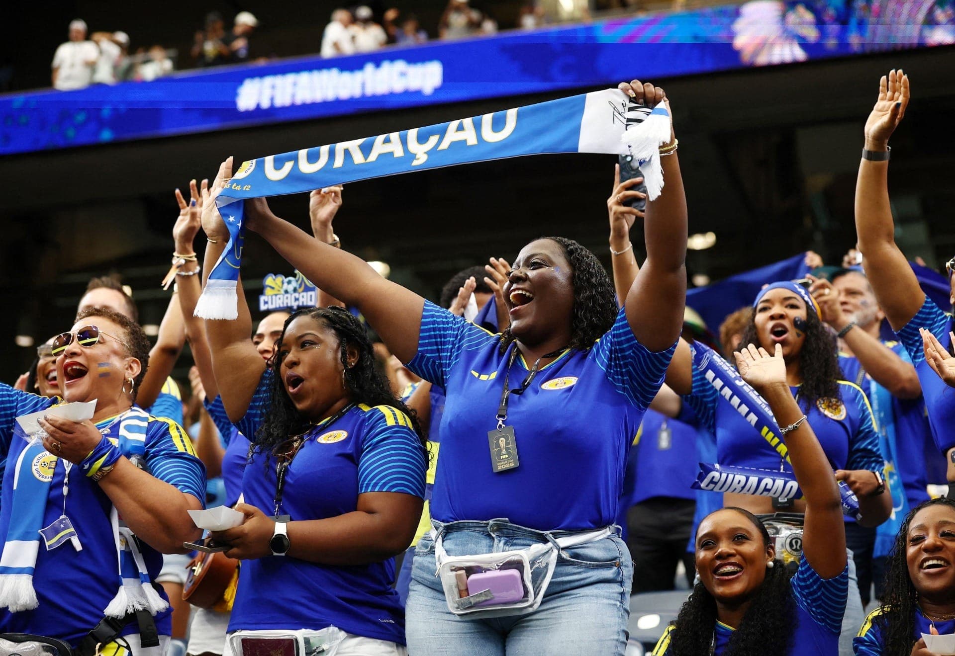 Torcedora de Curaçao vive a expectativa para a partida no estádio.