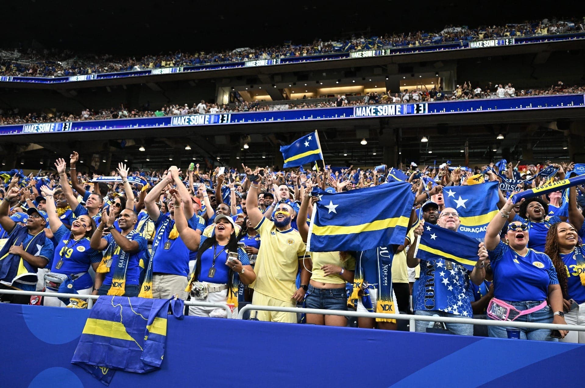 Torcida de Curaçao marca presença no estádio em dia histórico para a seleção.
