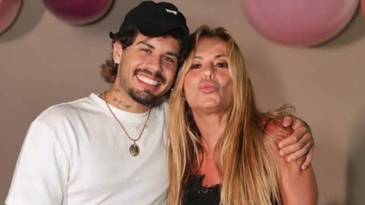 Zé Felipe posa ao lado da mãe, Poliana Rocha