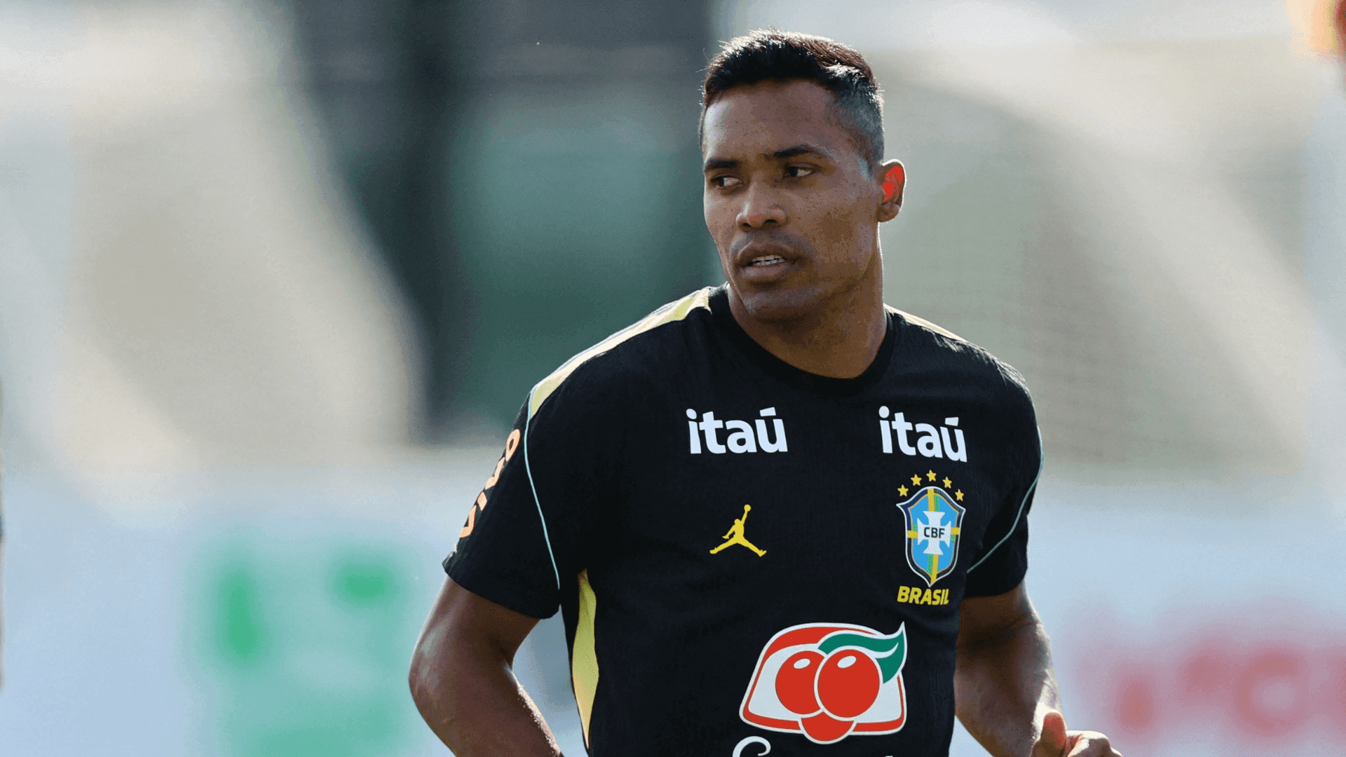Alex Sandro durante treino da Seleção Brasileira para jogo contra Haiti