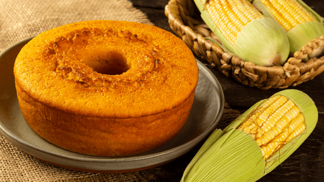 Bolo de milho feito no liquidificador e finalizado com calda de goiabada