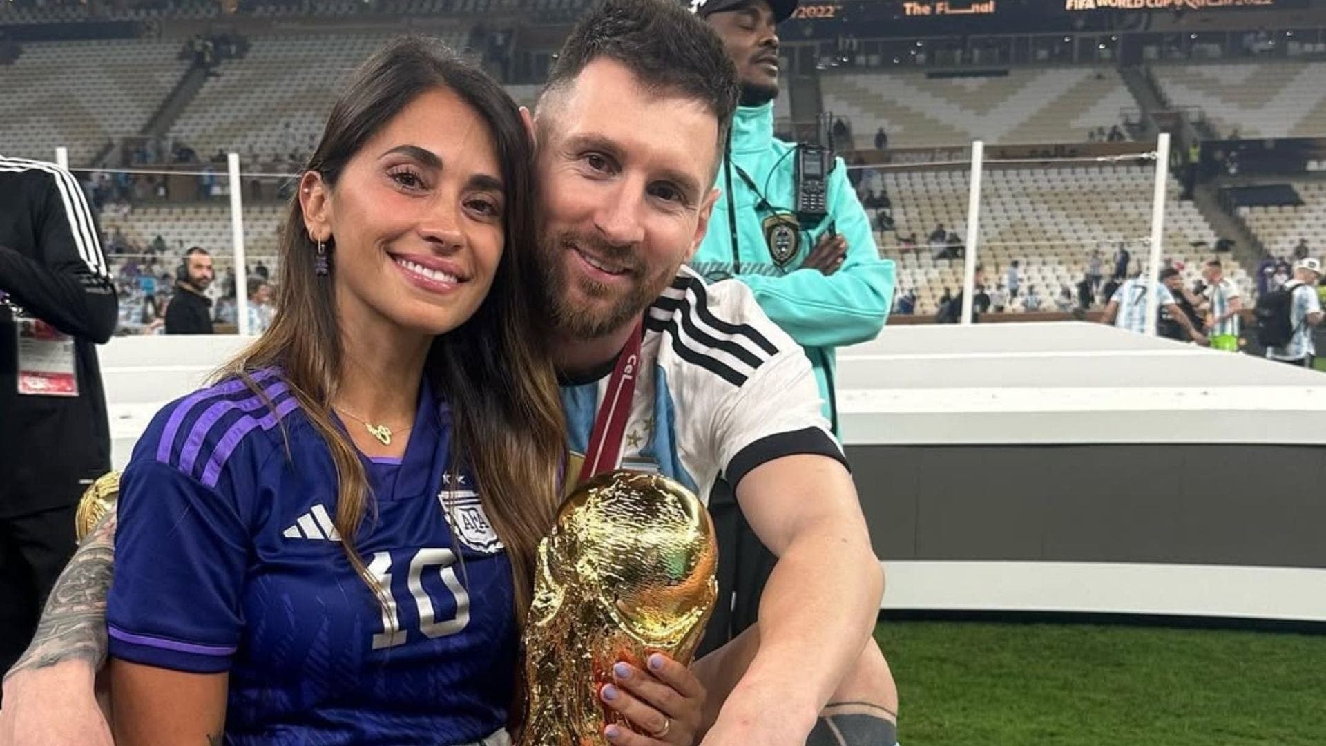 Antonela Rocuzzo com Lionel Messi após a Copa de 2022