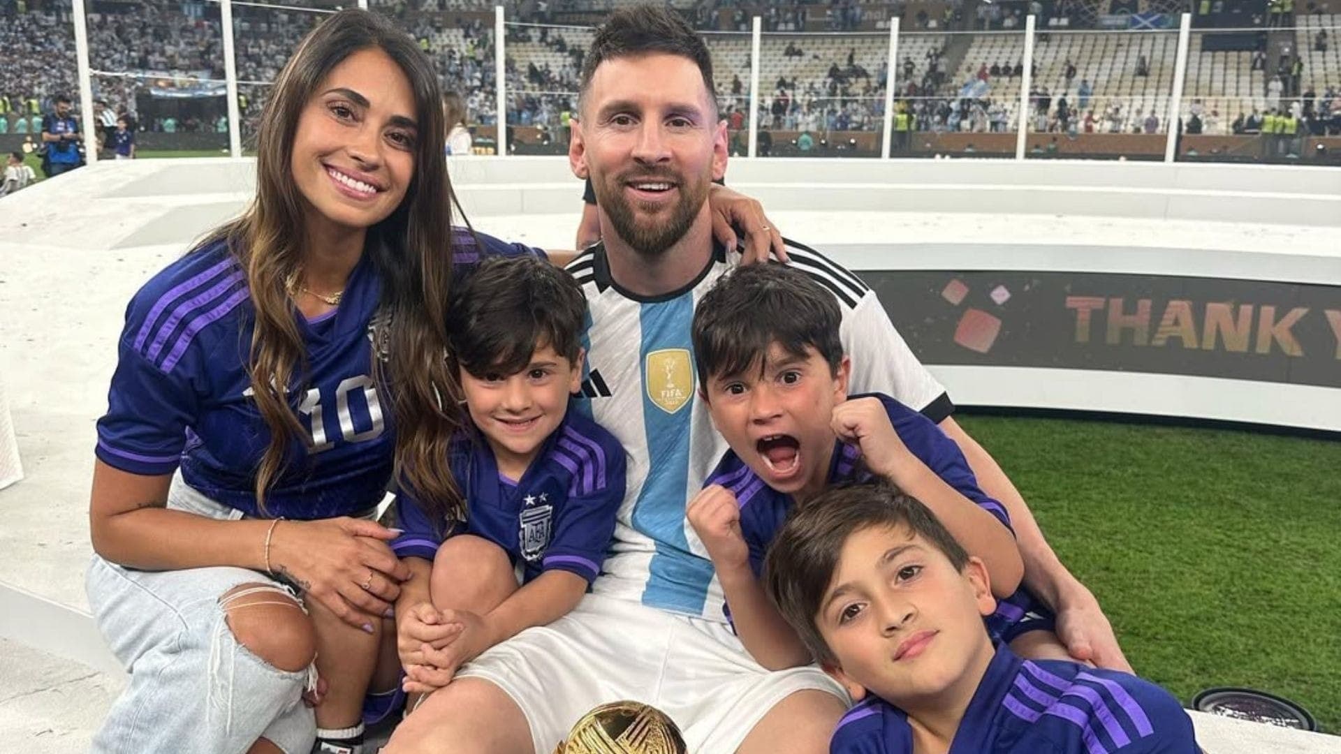 Antonela Rocuzzo com os filhos após a Copa de 2022