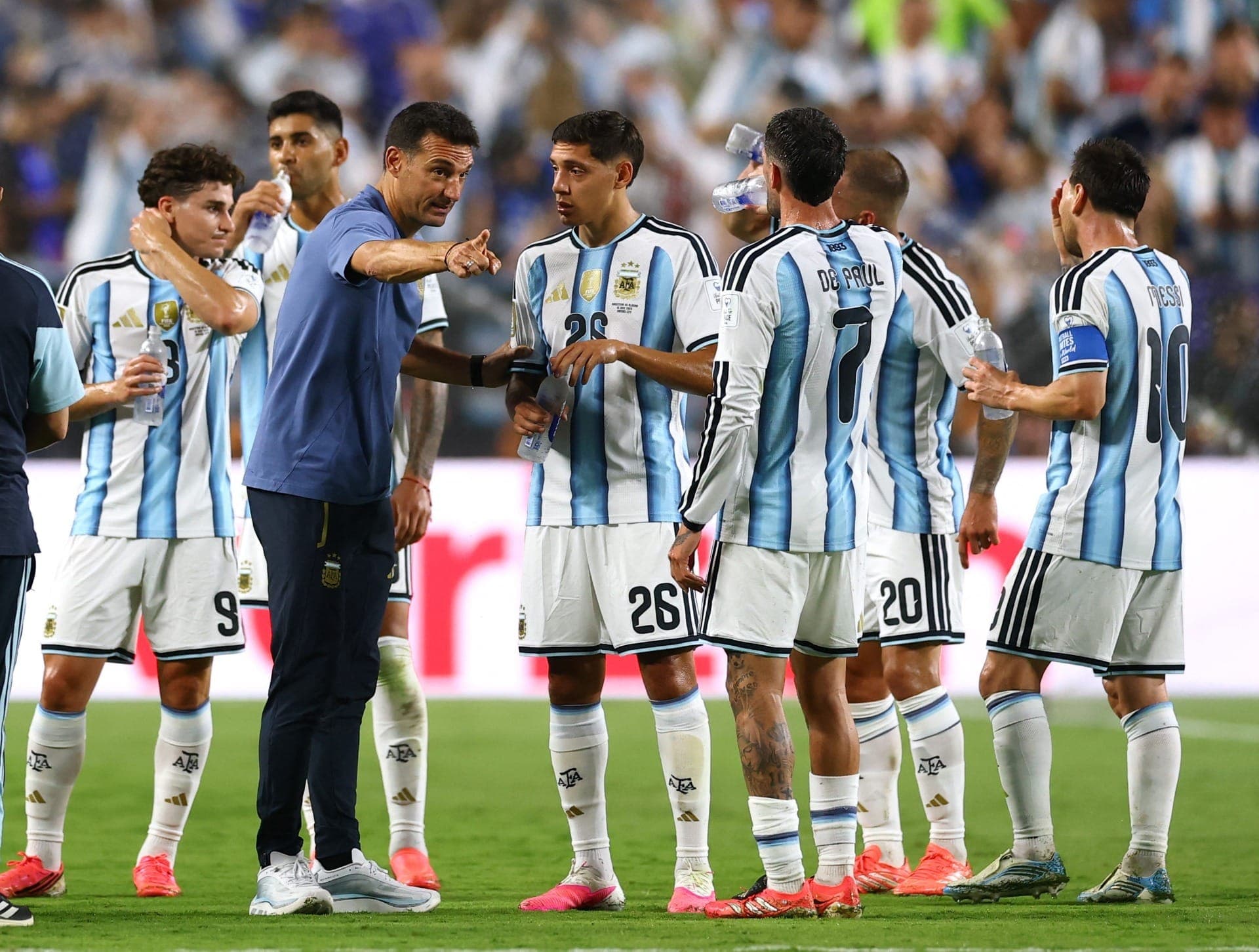 Lionel Scaloni orienta os jogadores no duleo contra a Argélia