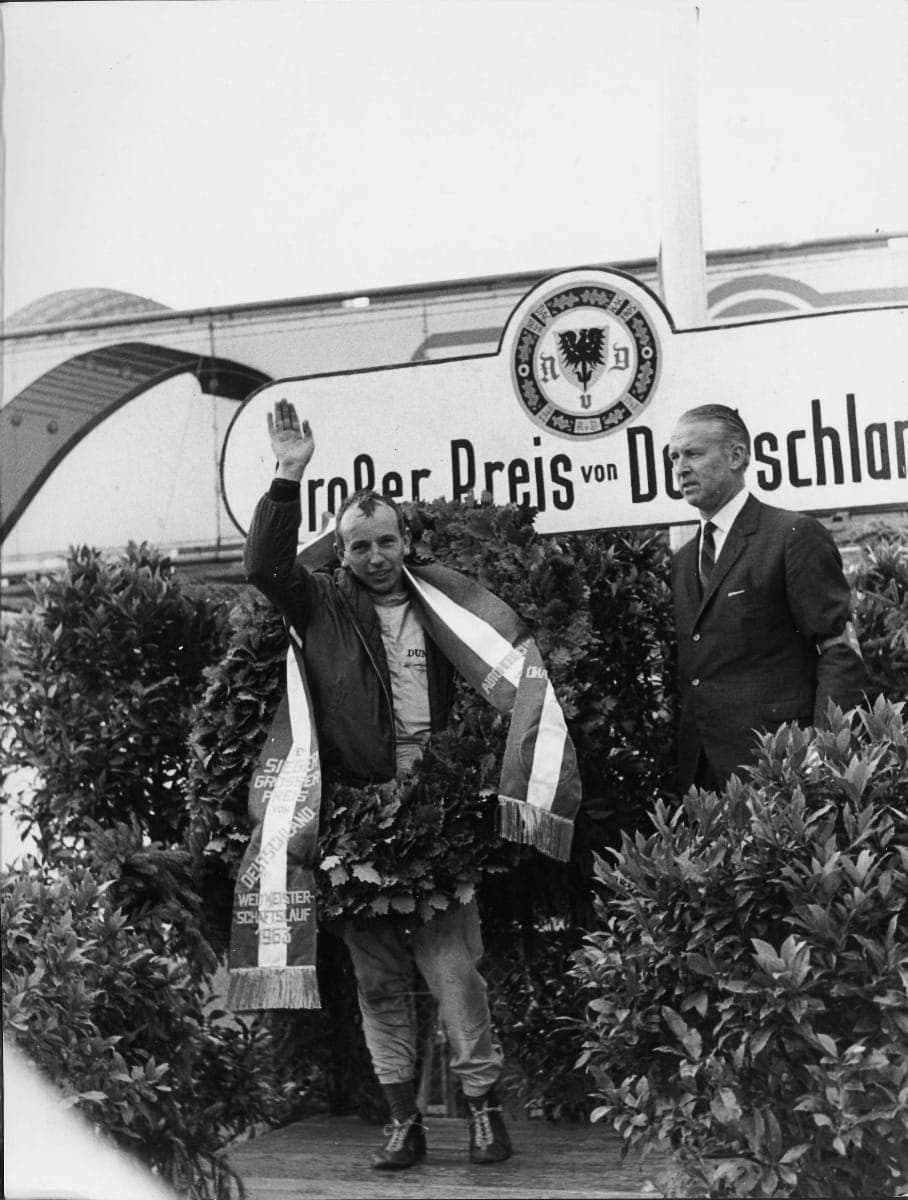 GP DA ALEMANHA 1963 — John Surtees no degrau mais alto do pódio após vencer a corrida ao volante de uma 156 F1-63