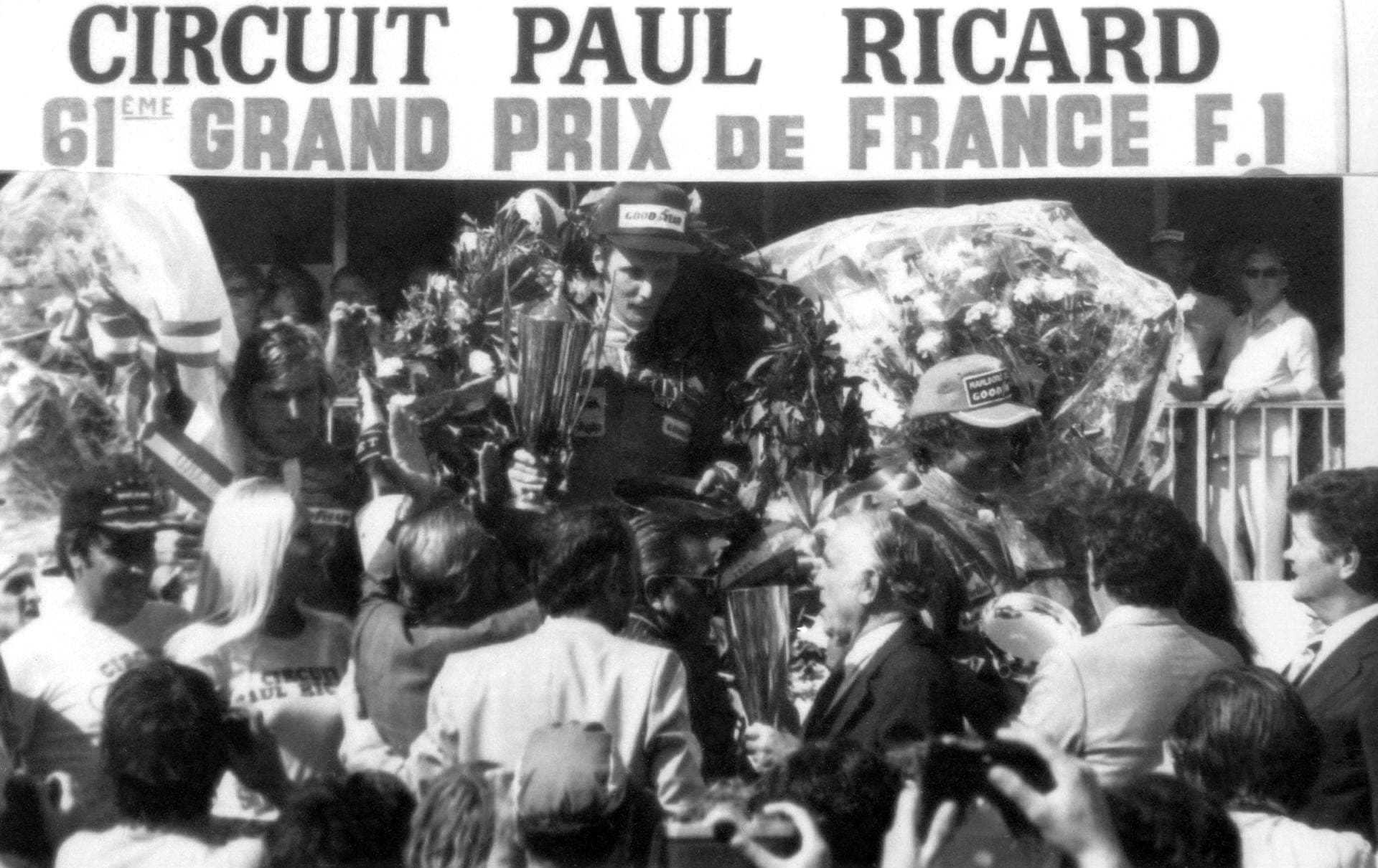 GP DA FRANÇA 1975 — Niki Lauda no degrau mais alto do pódio após levar a 312 T à vitória no circuito de Le Castellet