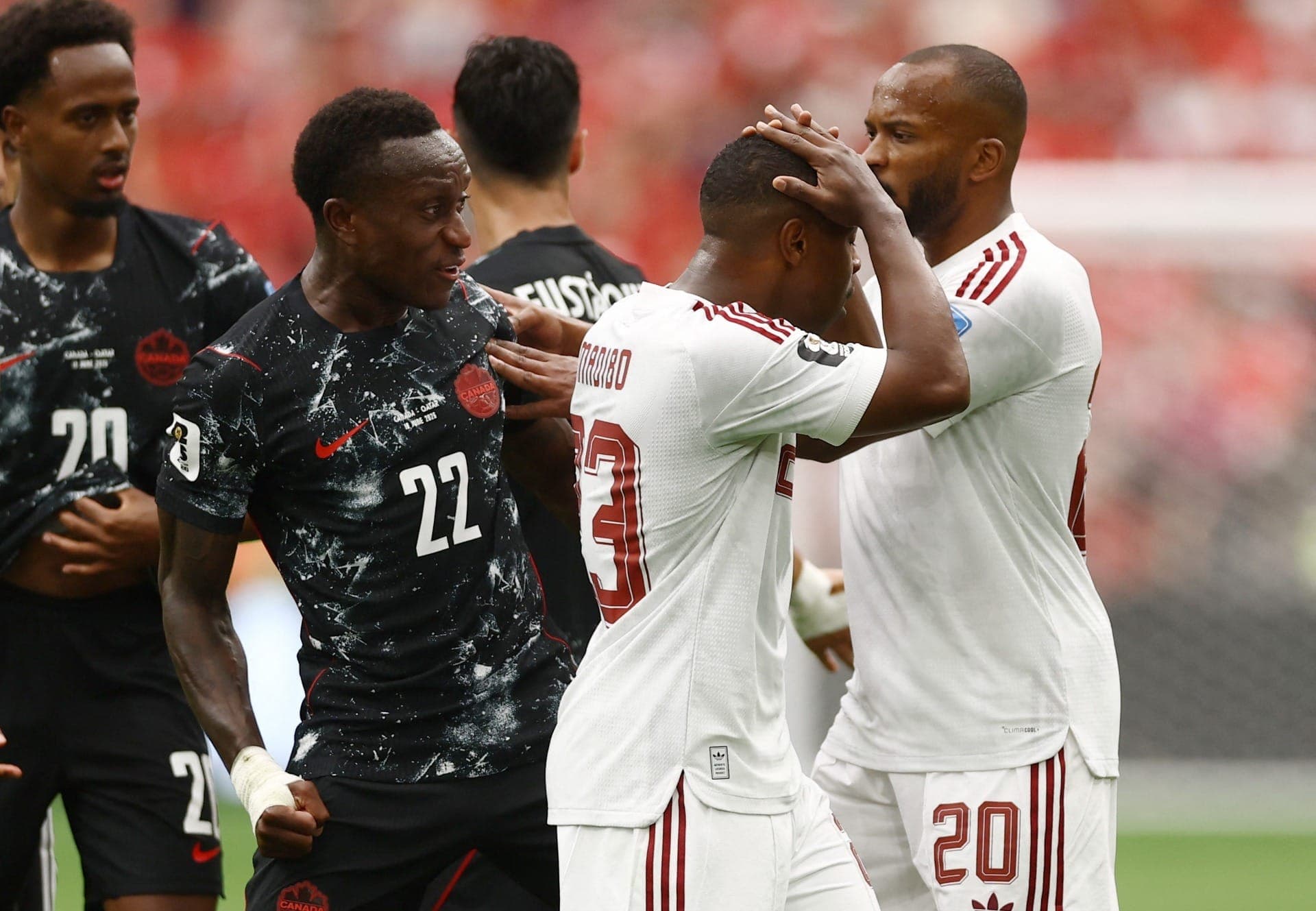 Jogadores do Canadá reclamam com Madibo após lance que quebrou a perna de Koné