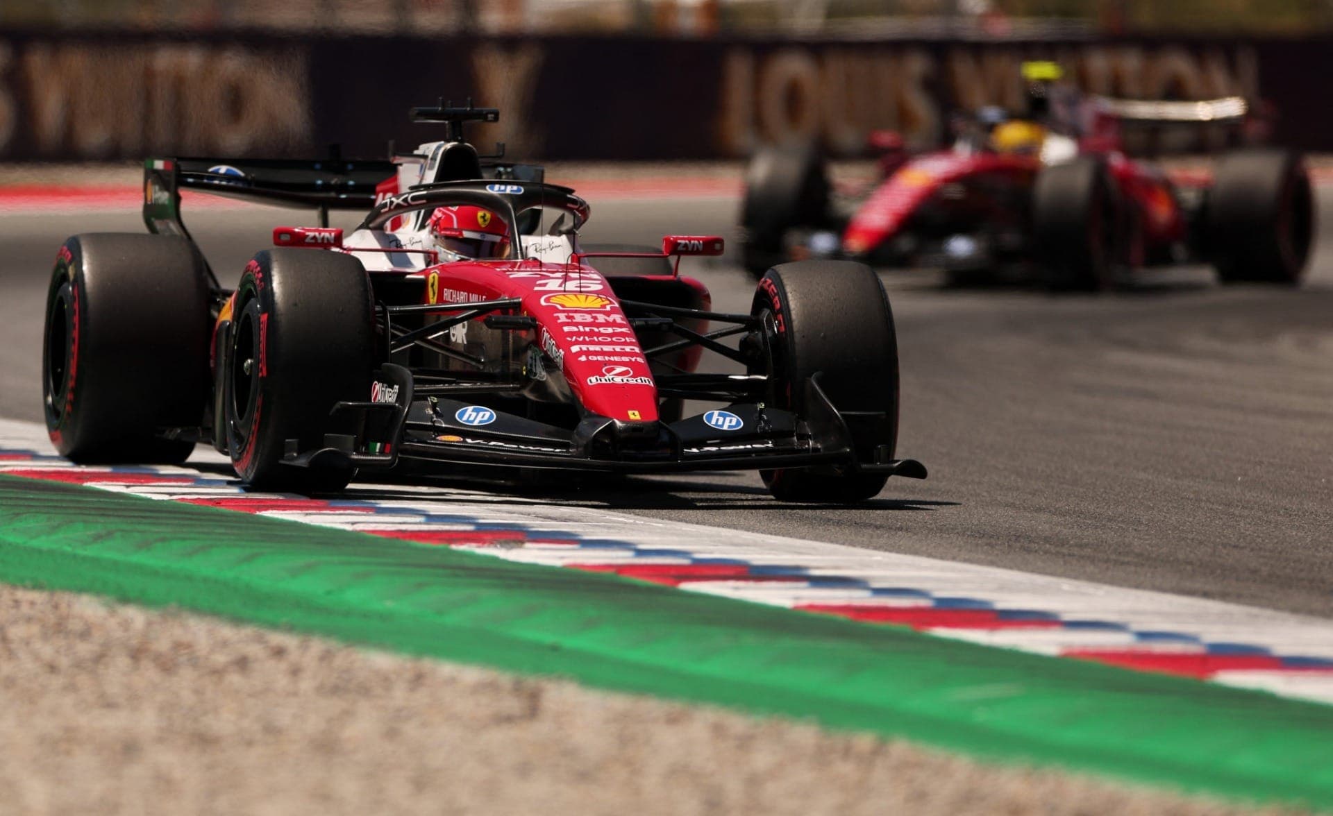 Charles Leclerc e Lewis Hamilton durante o GP de Barcelona de 2026