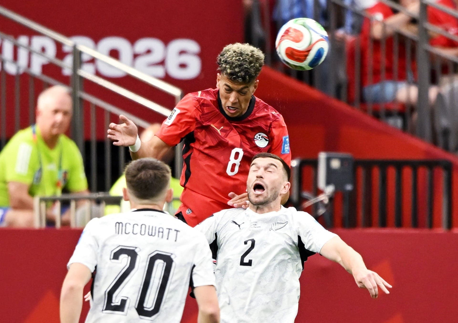 Emam Ashour, do Egito , em ação contra Tim Payne, da Nova Zelândia.