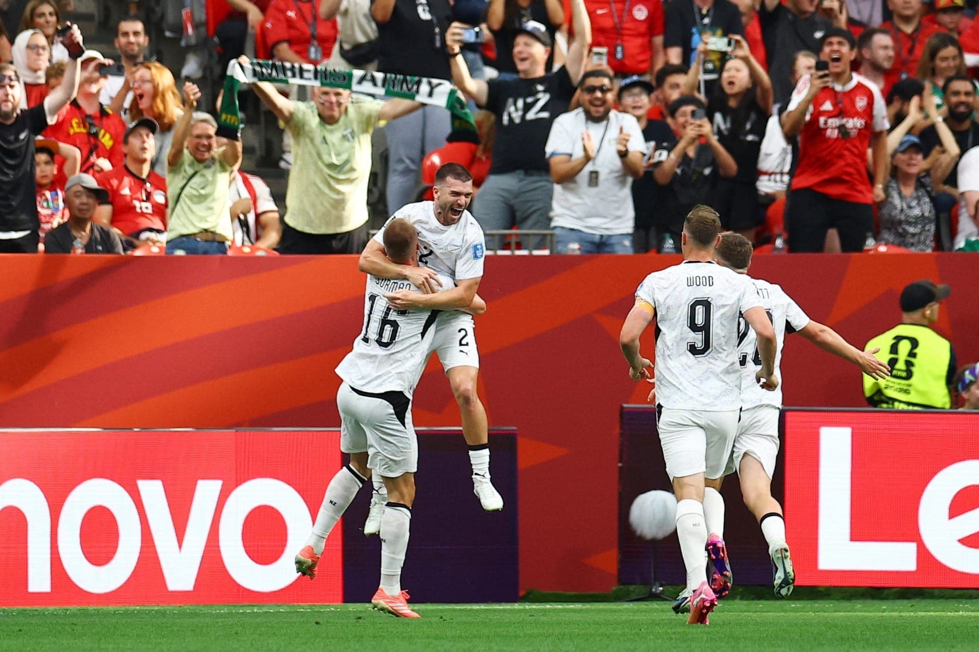 Finn Surman, da Nova Zelândia, comemora o primeiro gol da equipe com Tim Payne.