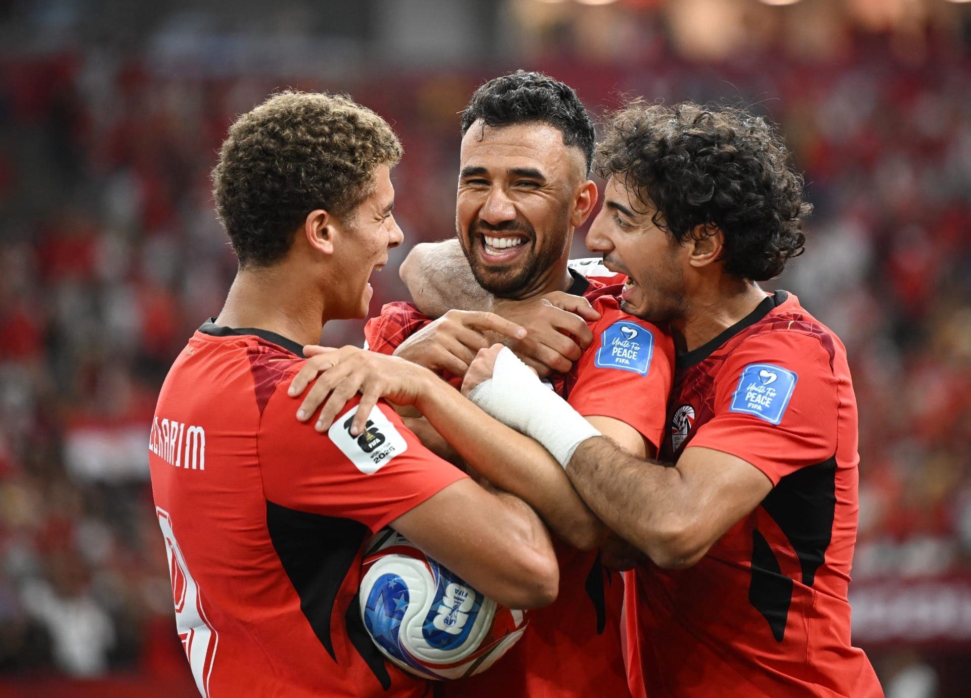 Trezeguet, do Egito, é abraçado pelos companheiros apór marcar contra Nova Zelândia