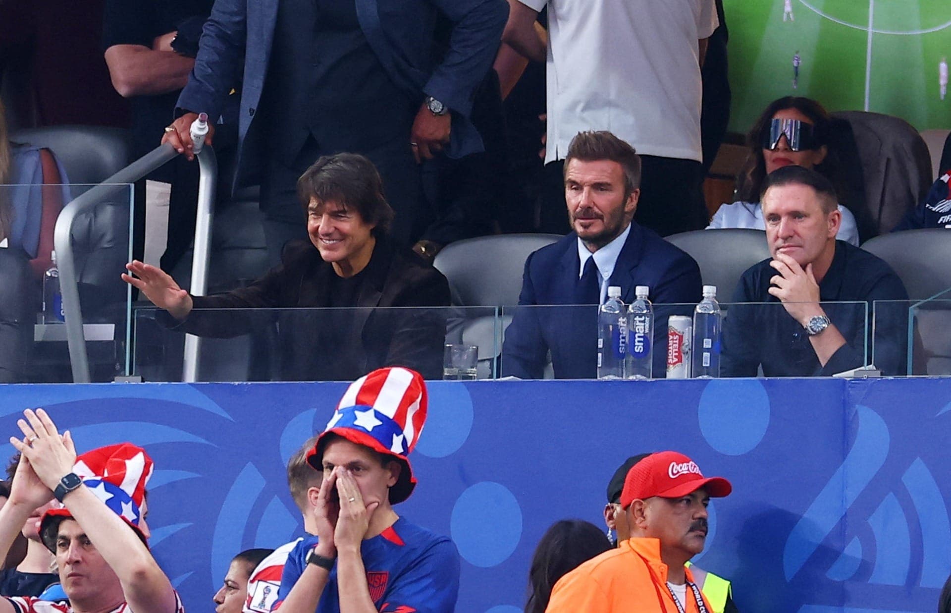 Tom Cruise e David Beckham acenaram para os fãs enquanto assistiam aos Estados Unidos enfrentarem o Paraguai na Copa do Mundo de 2026