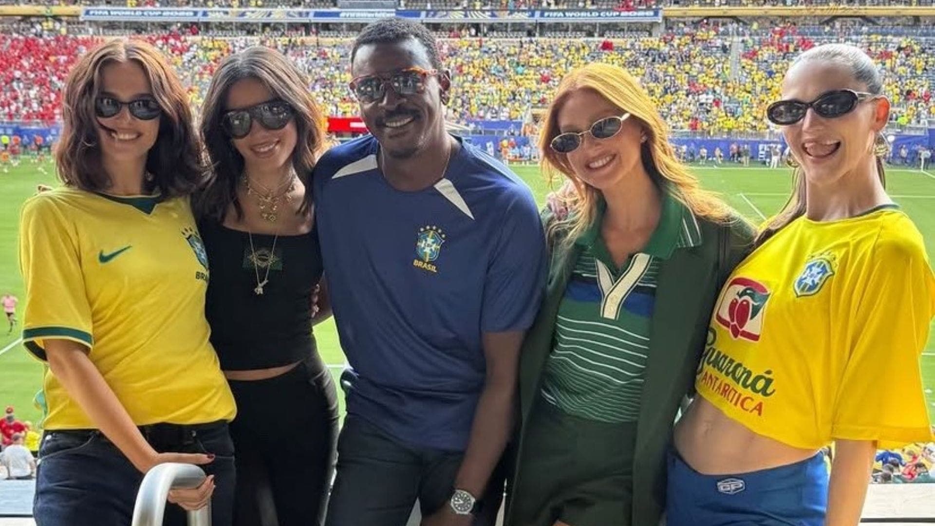 Zoey Deutch, Anitta, Seu Jorge, Marina Ruy Barbosa e Sophie Hawley-Weld no jogo de estreia do Brasil na Copa