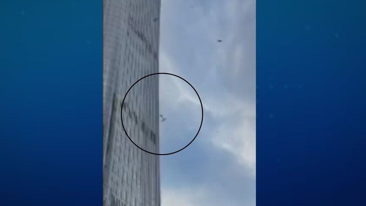 Avião bate em arranha-céu na China