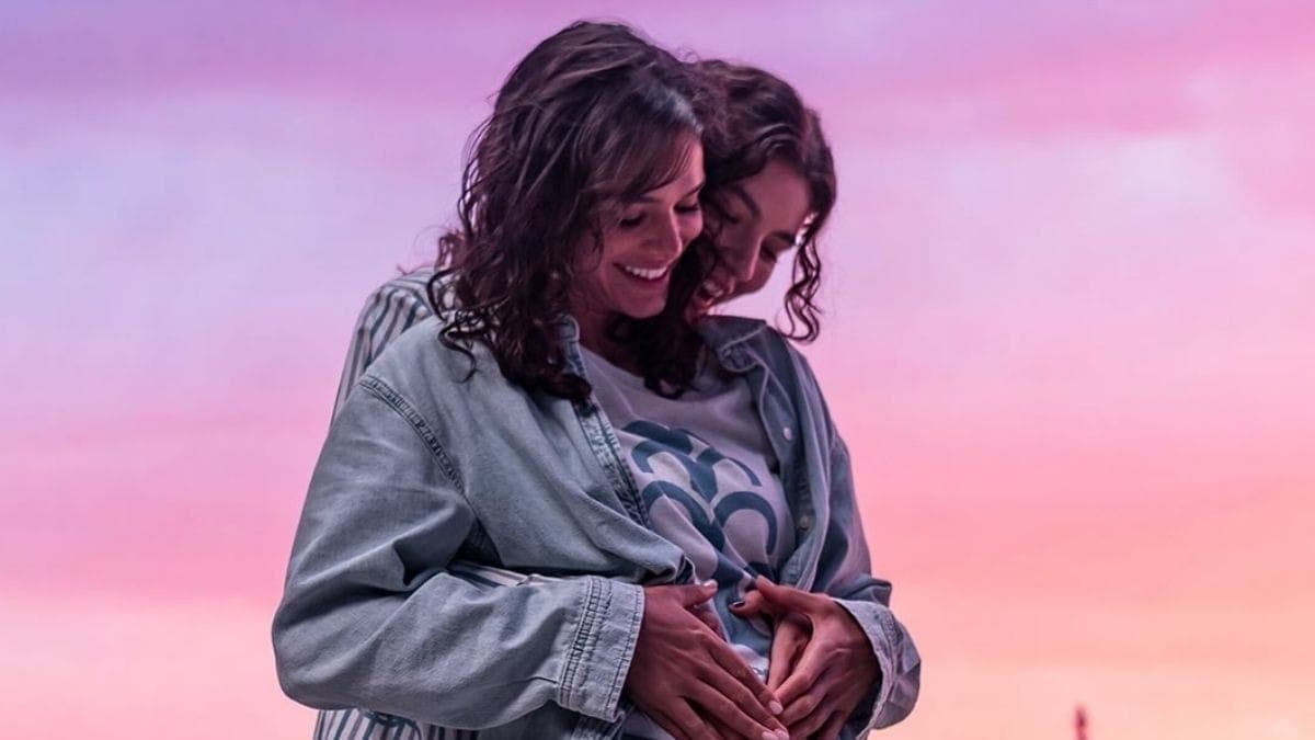 Bruna Marquezine e Alanis Guillen em cena de "Amor da Minha Vida"