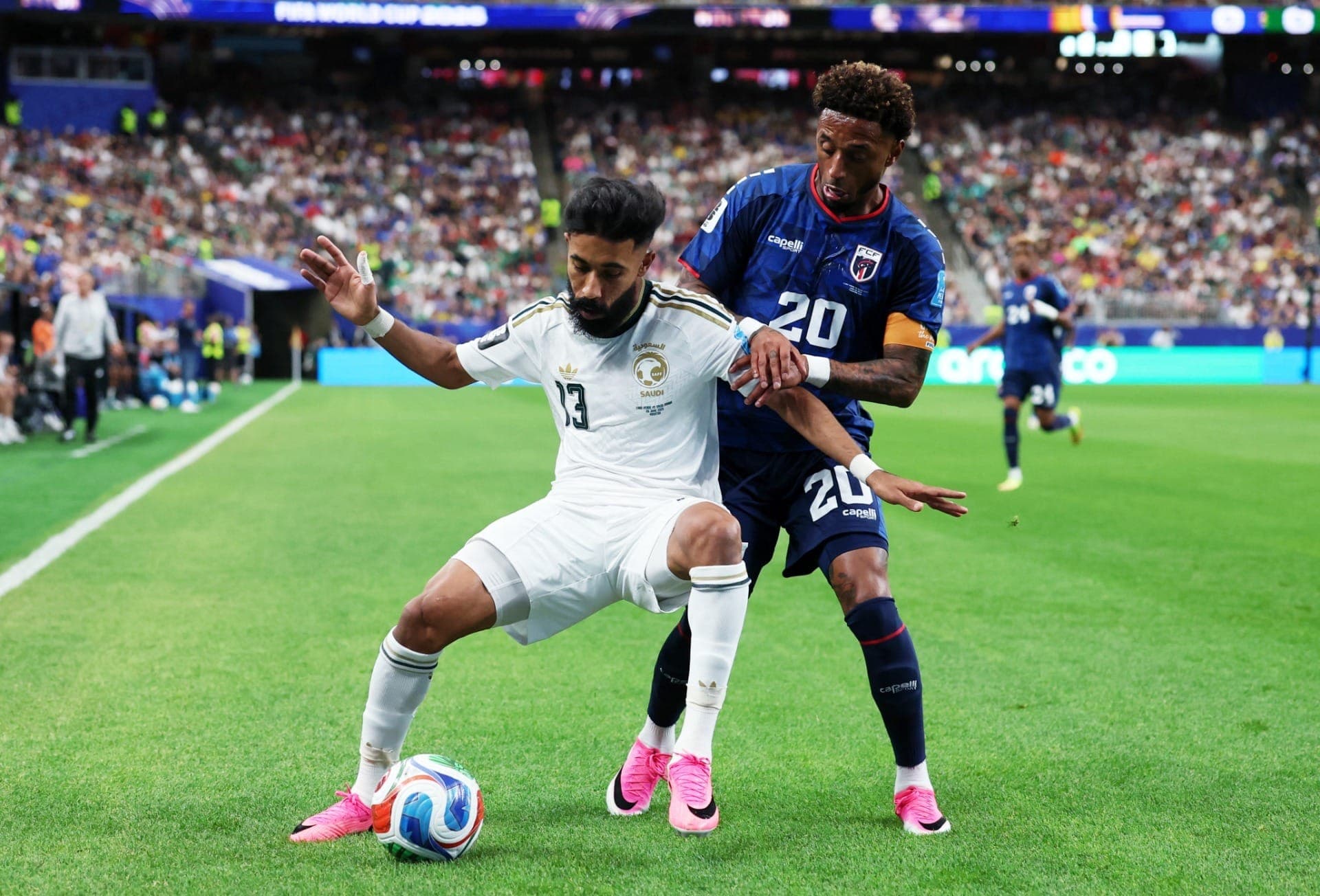 Nawaf Bu Washl, da Arábia Saudita, em ação com Ryan Mendes, de Cabo Verde.