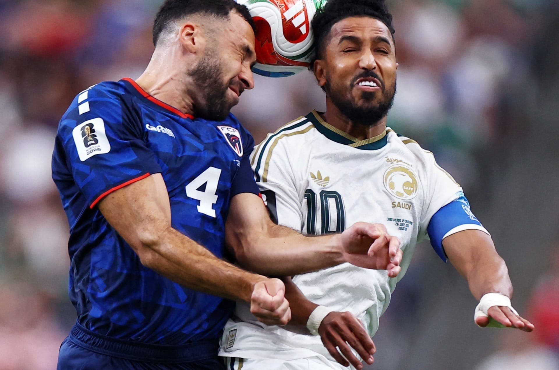 Pico Lopes, de Cabo Verde , em ação contra Salem Al-Dawsari, da Arábia Saudita.