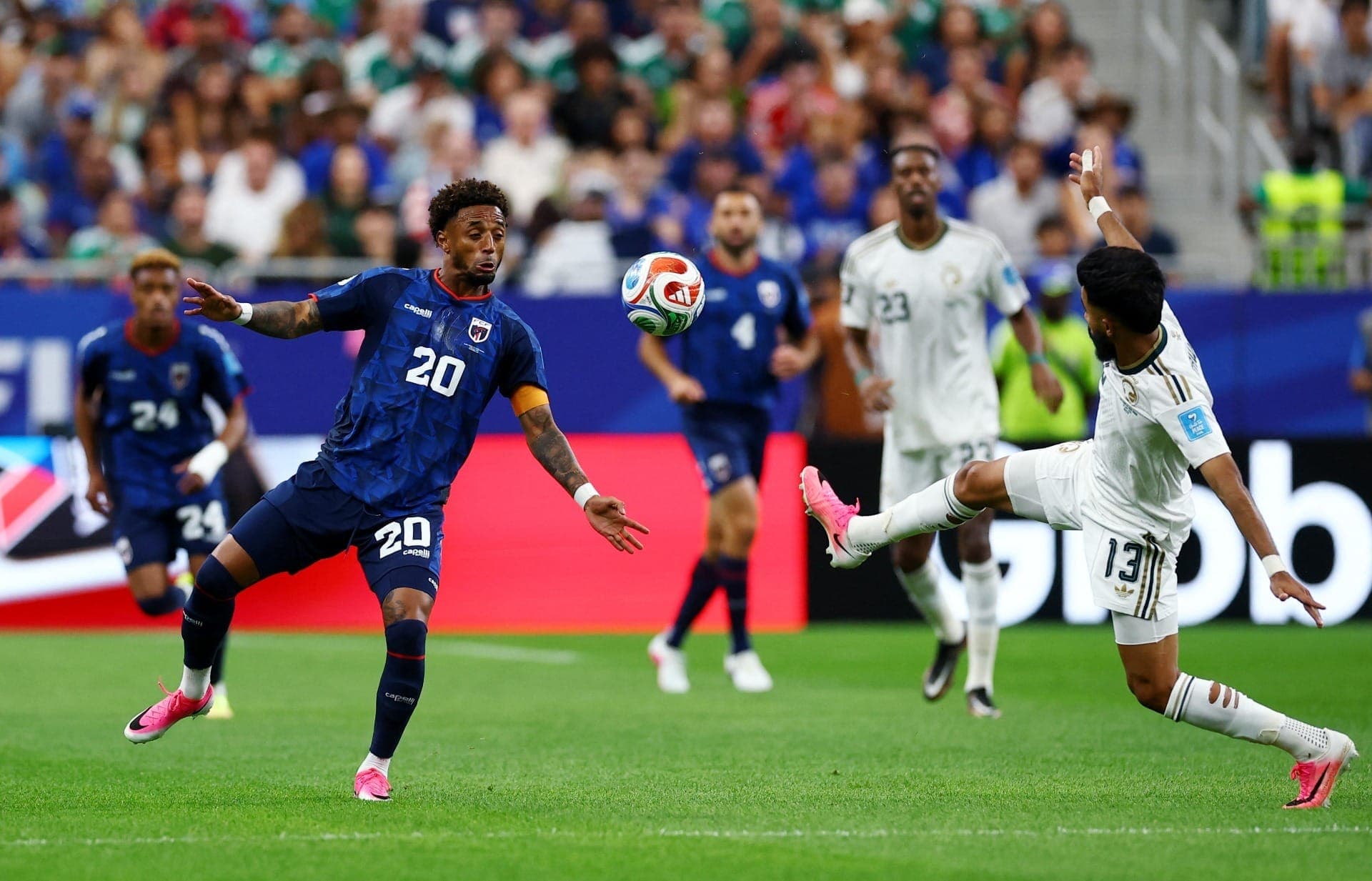 Ryan Mendes, de Cabo Verde , em ação contra Nawaf Bu Washl, da Arábia Saudita.