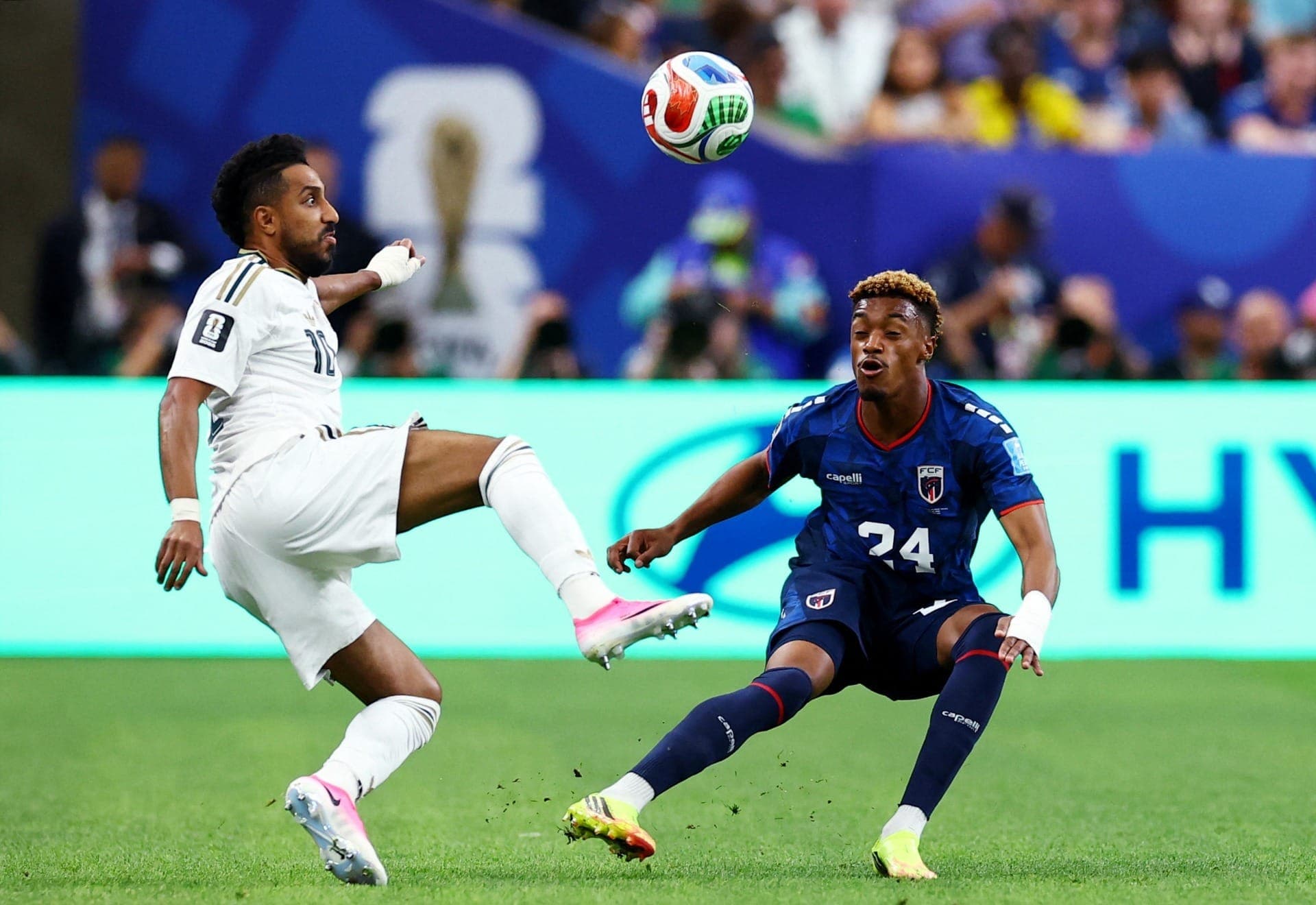 Salem Al-Dawsari, da Arábia Saudita, em ação contra Wagner Pina, de Cabo Verde.