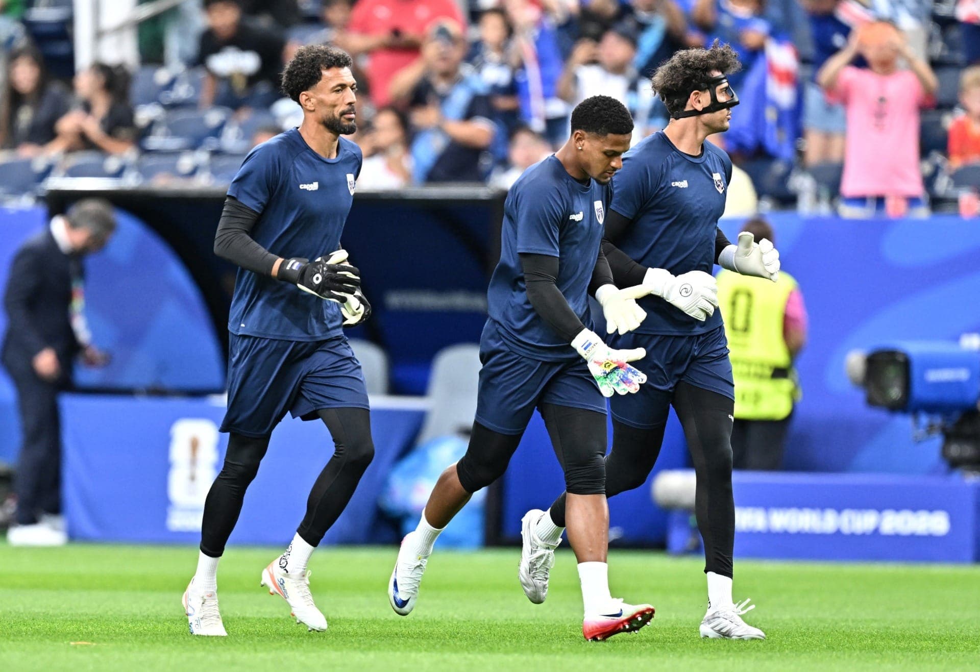 Vozinha, Márcio Rosa e CJ Dos Santos, de Cabo Verde , durante o aquecimento.