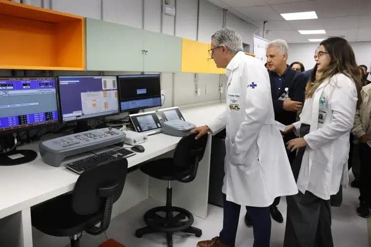 O ministro da Saúde, Alexandre Padilha, conhece o acelerador linear para a realização de radioterapia no Hospital Universitário Clementino Fraga Filho