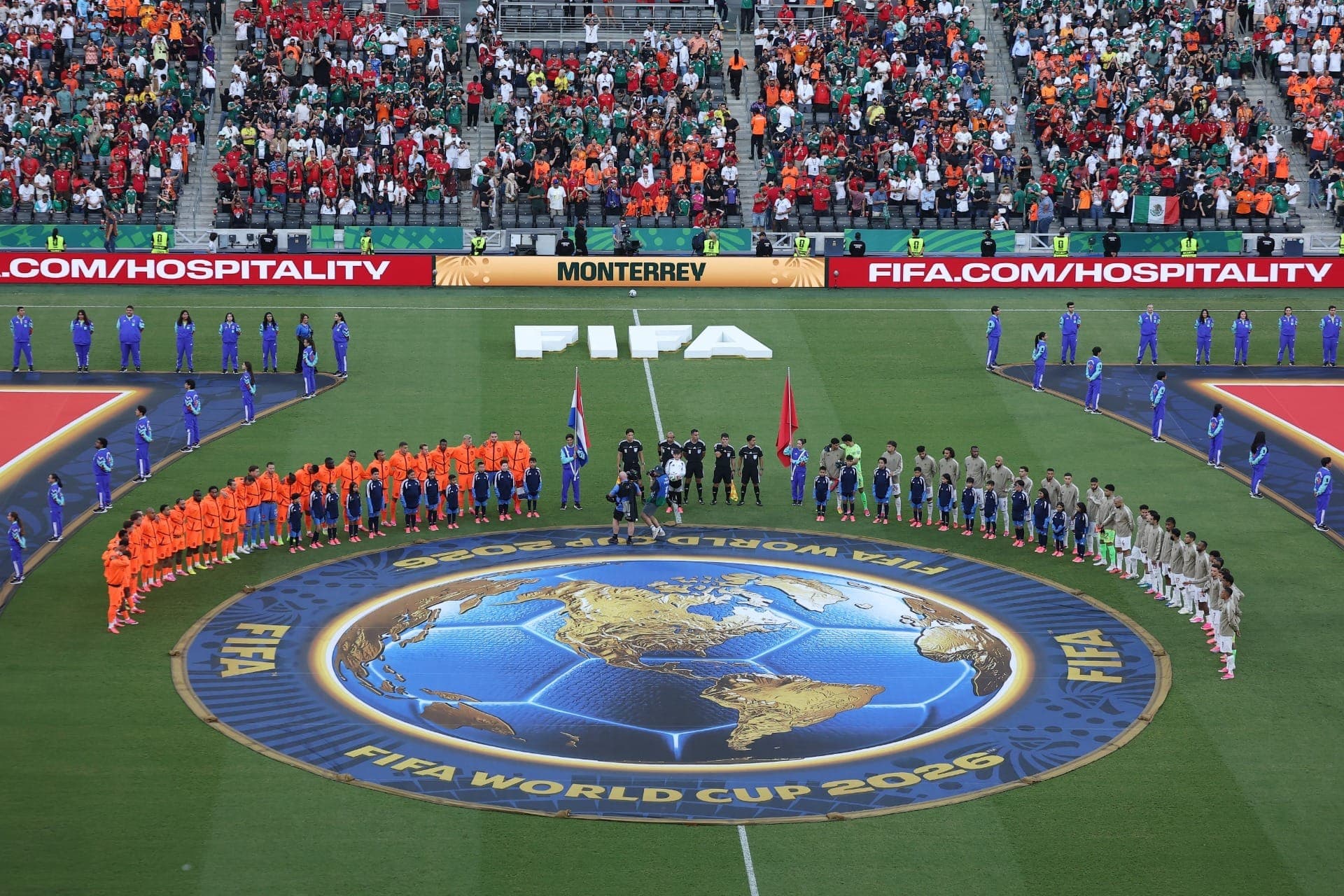 Jogadores de Marrocos e Holanda se alinham durante os hinos nacionais antes da partida.