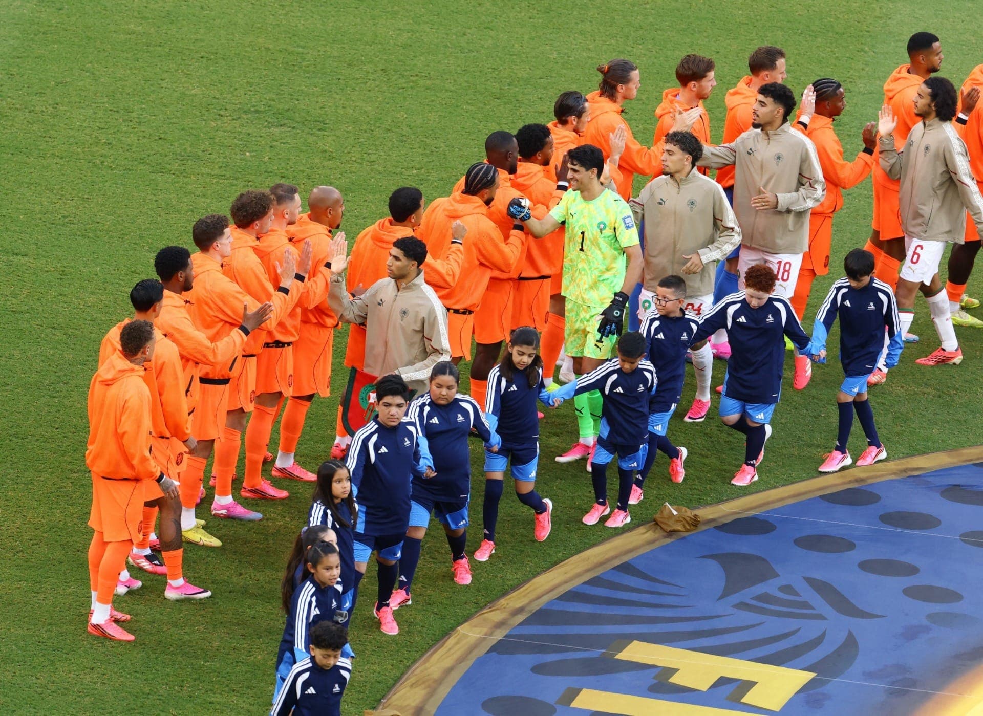 Jogadores de Marrocos e Holanda se cumprimentam antes da partida.