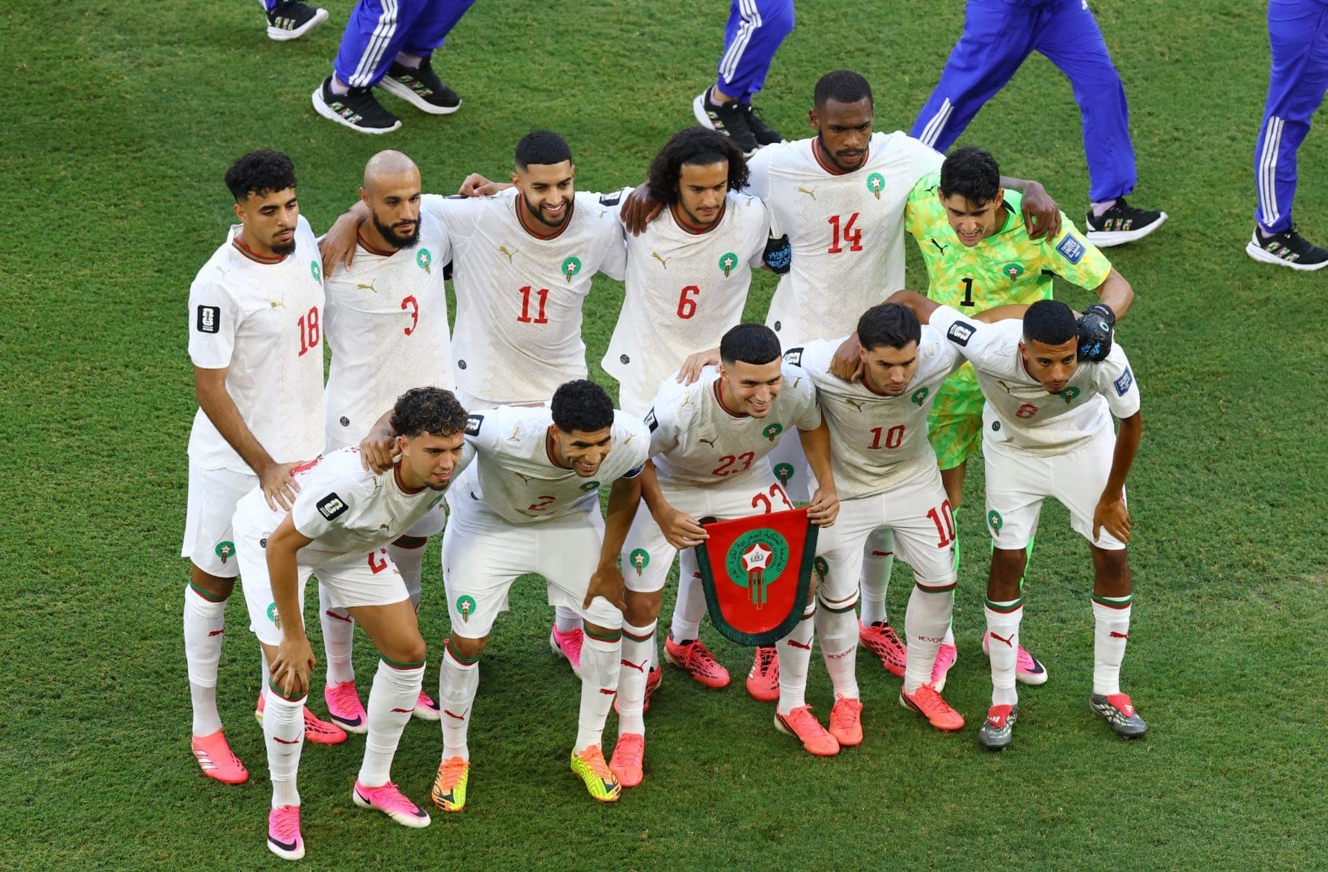 Jogadores do Marrocos posam para uma foto de grupo antes da partida.