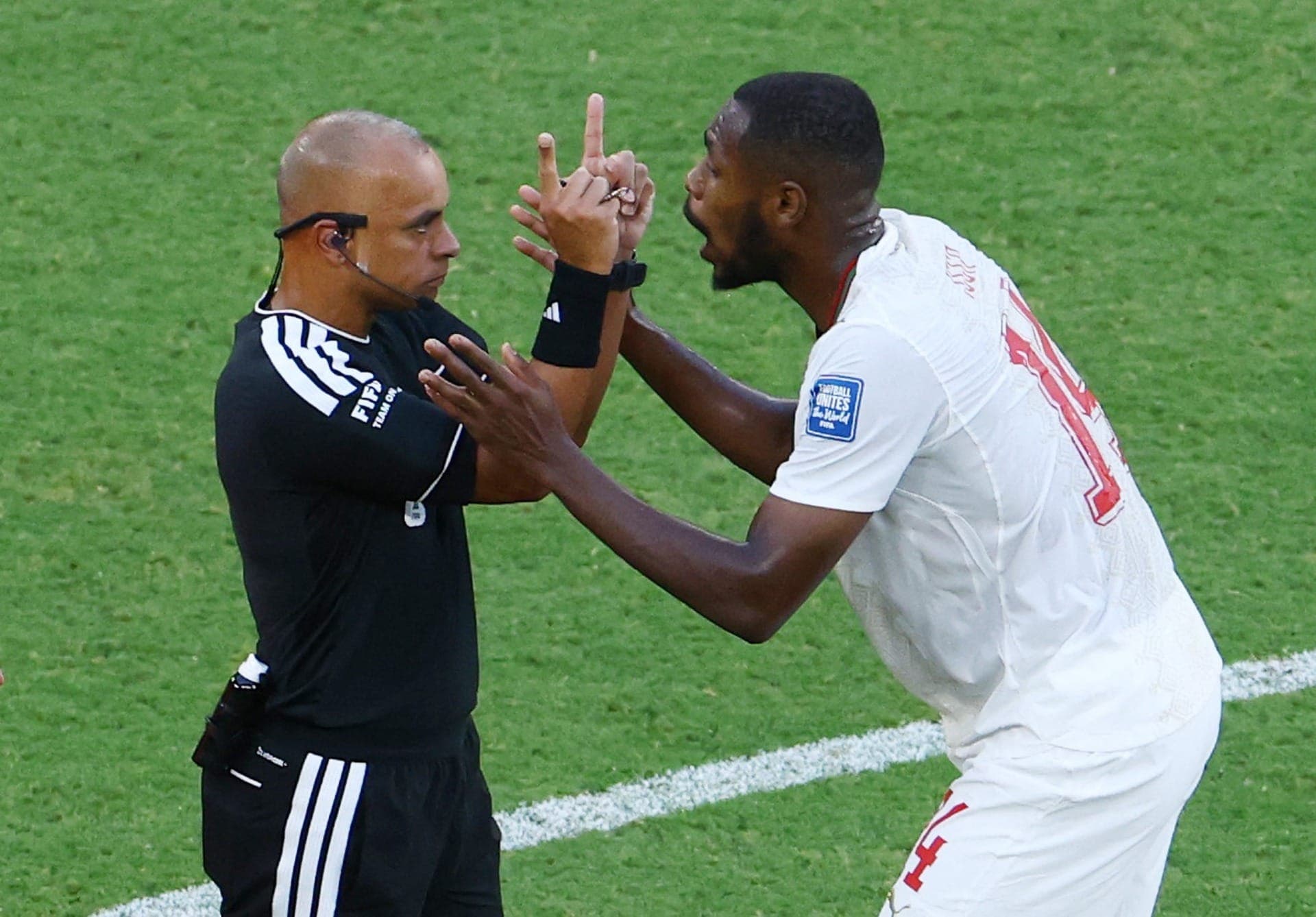 O árbitro conversa com Issa Diop, do Marrocos, após a falta cometida contra Brian Brobbey, da Holanda.