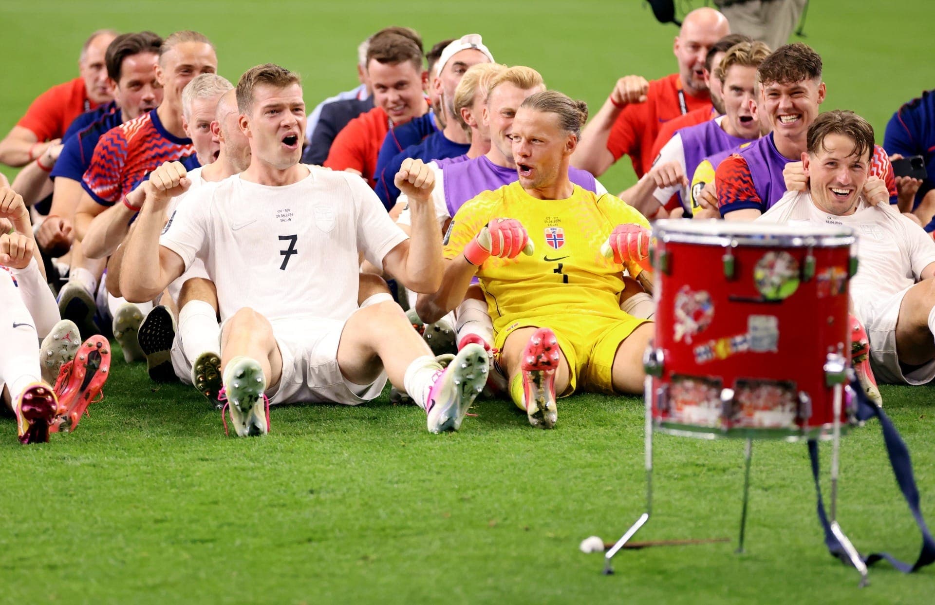 Alexander Sorloth, Orjan Nyland e Sander Berge, da Noruega, fazem a Viking Row após a partida, garantindo a classificação da Noruega para as oitavas de final da Copa do Mundo