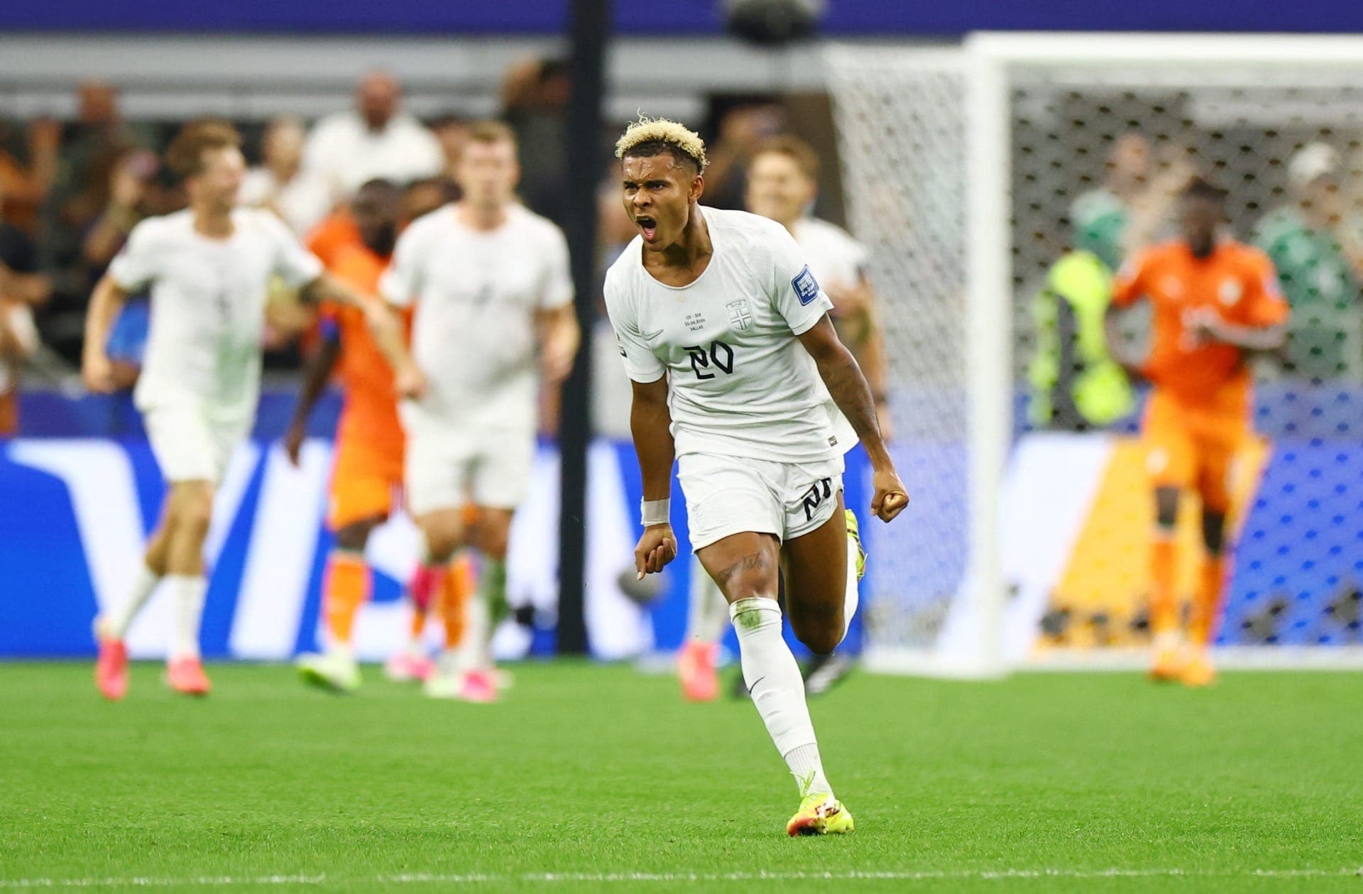 Antonio Nusa, da Noruega, comemora o primeiro gol da equipe.