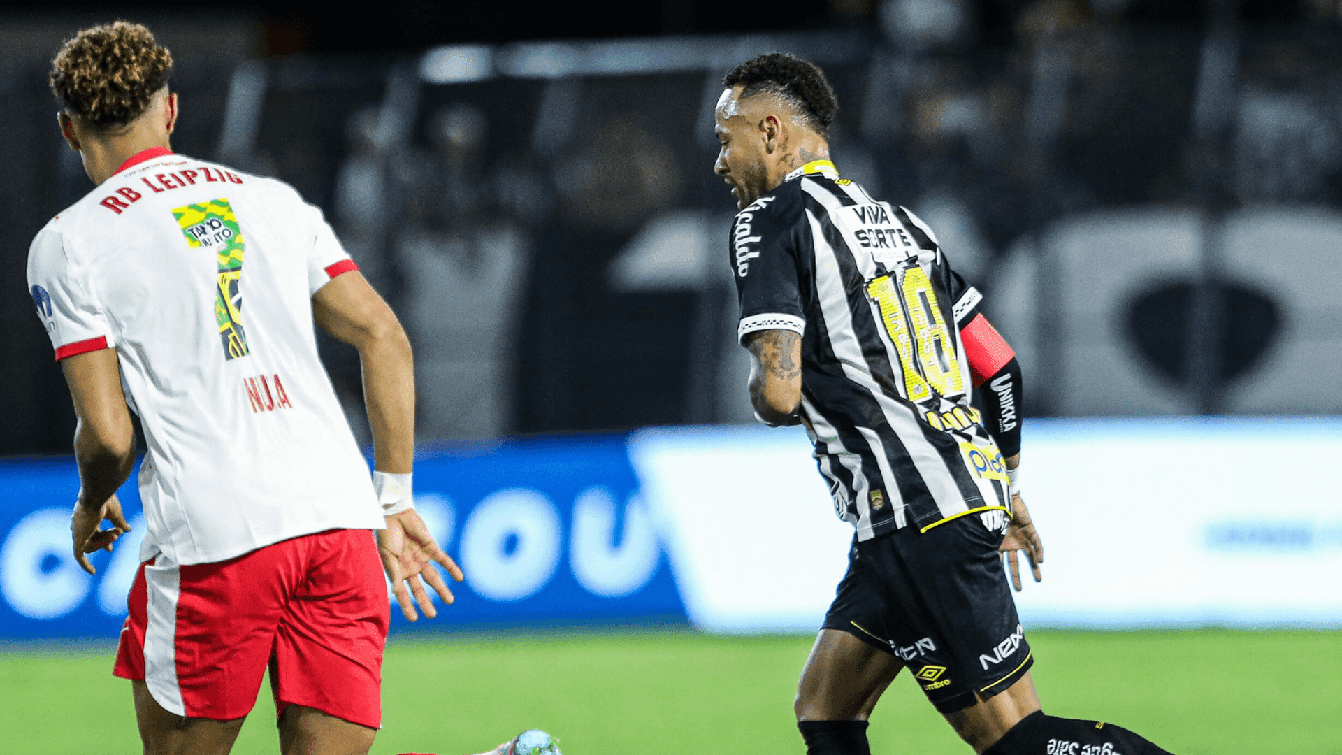 Antonio Nusa e Neymar em amistoso entre Santos x Leipzig em Bragança Paulista