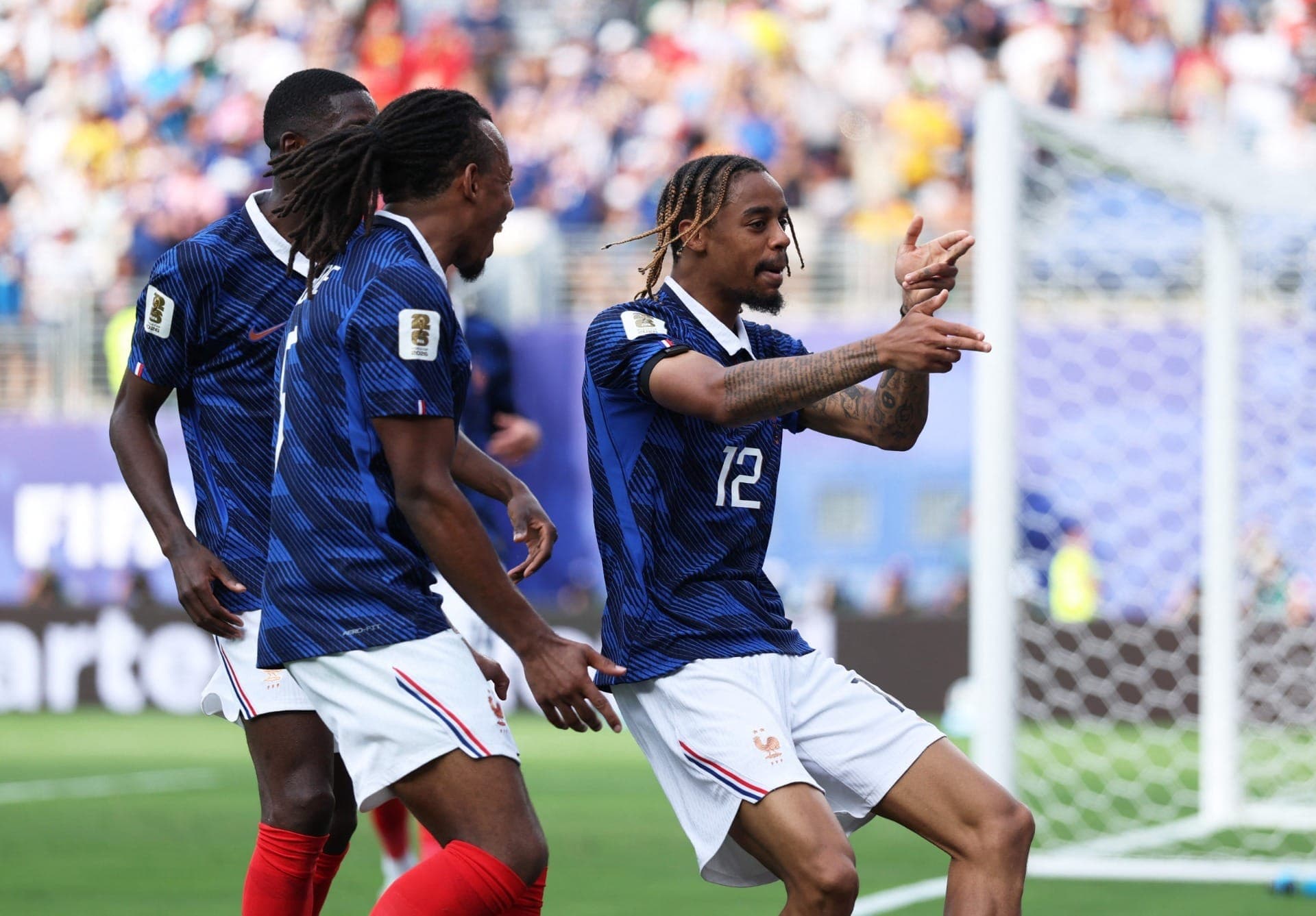 Bradley Barcola, da França , comemora o segundo gol da equipe com Ousmane Dembélé e Jules Koundé, também da França.