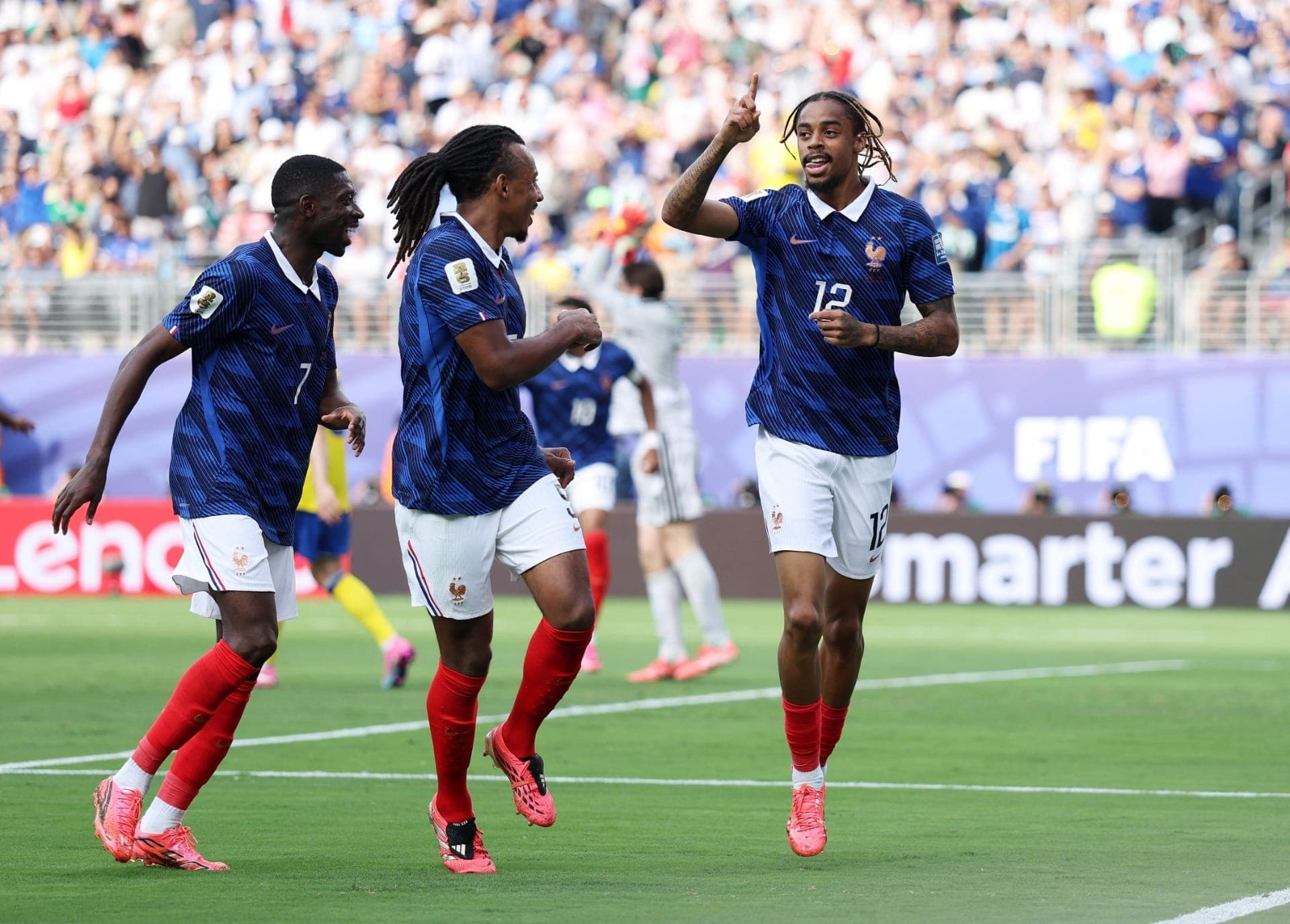 Bradley Barcola, da França , comemora o segundo gol da equipe com Ousmane Dembélé e Michael Olise, também da França.