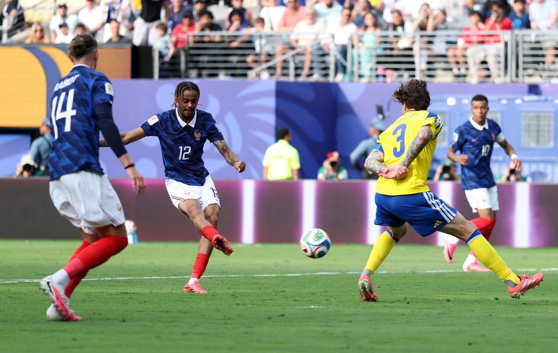Bradley Barcola, da França , marca o segundo gol.