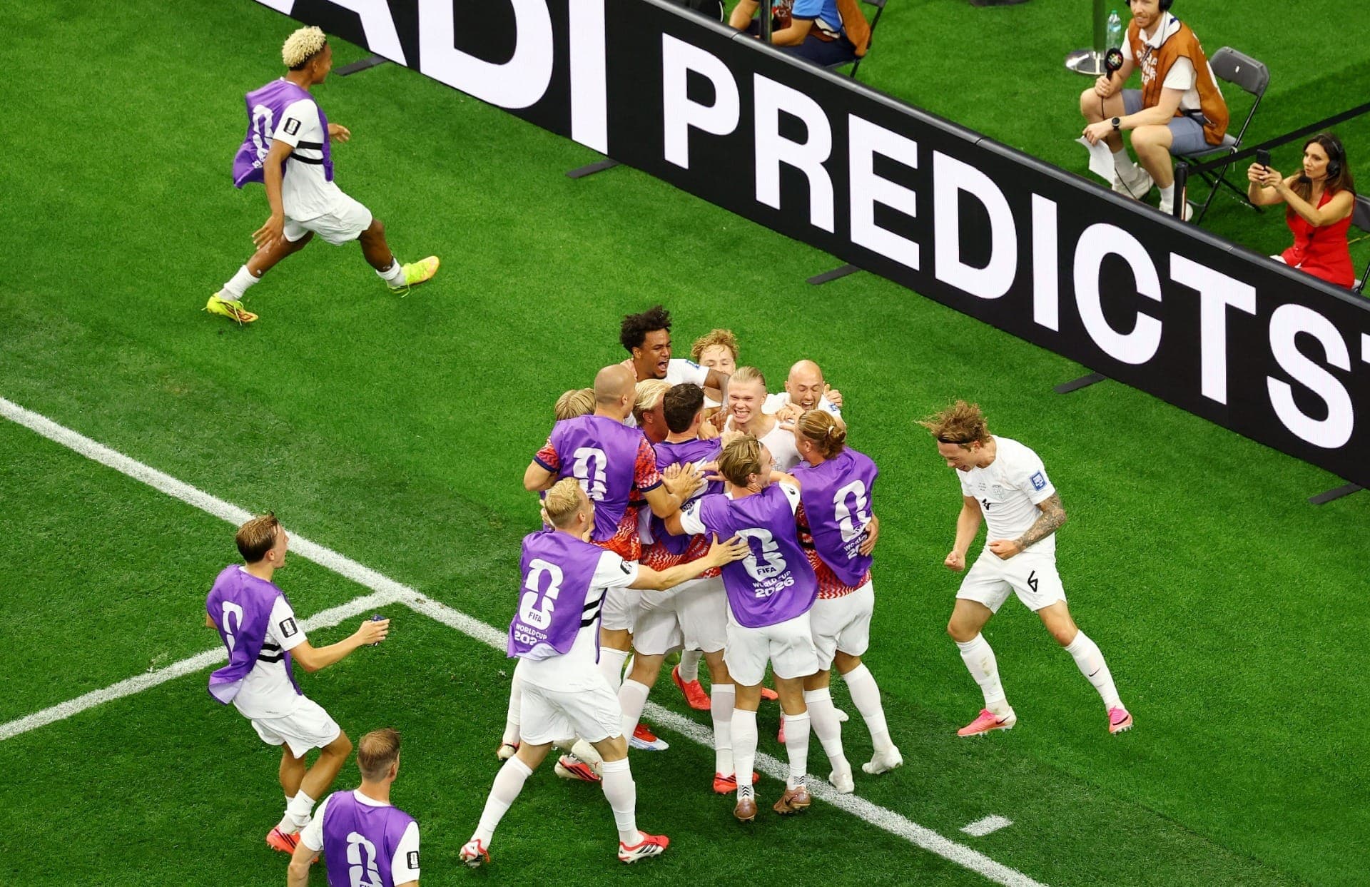 Erling Haaland, da Noruega, comemora o segundo gol da equipe com seus companheiros.